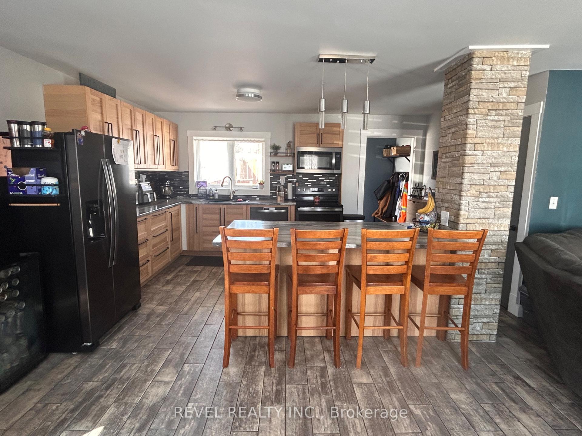 Photo 8 of 185 Fifteenth Avenue, Cochrane — HOMEH