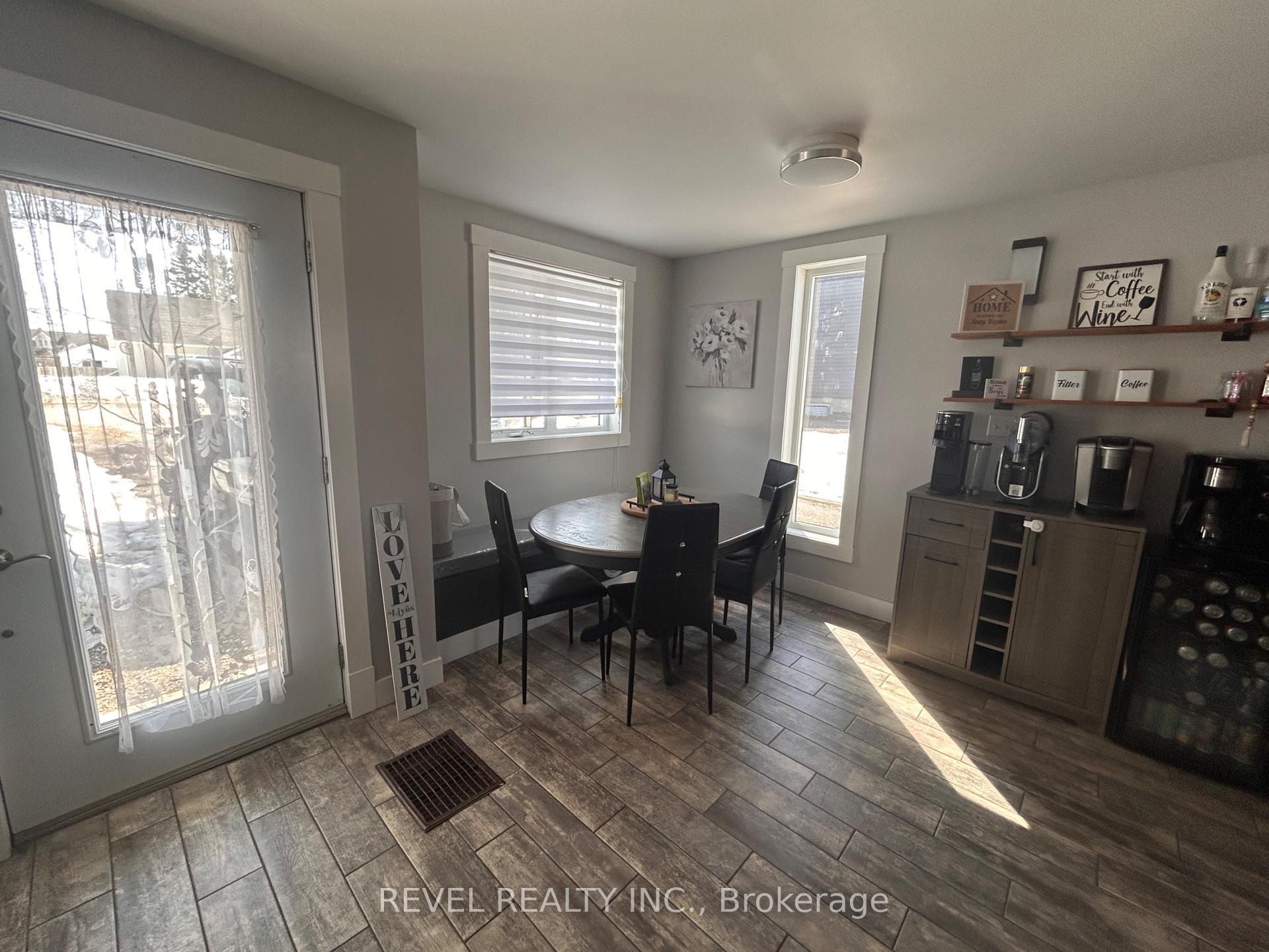 Photo 10 of 185 Fifteenth Avenue, Cochrane — HOMEH
