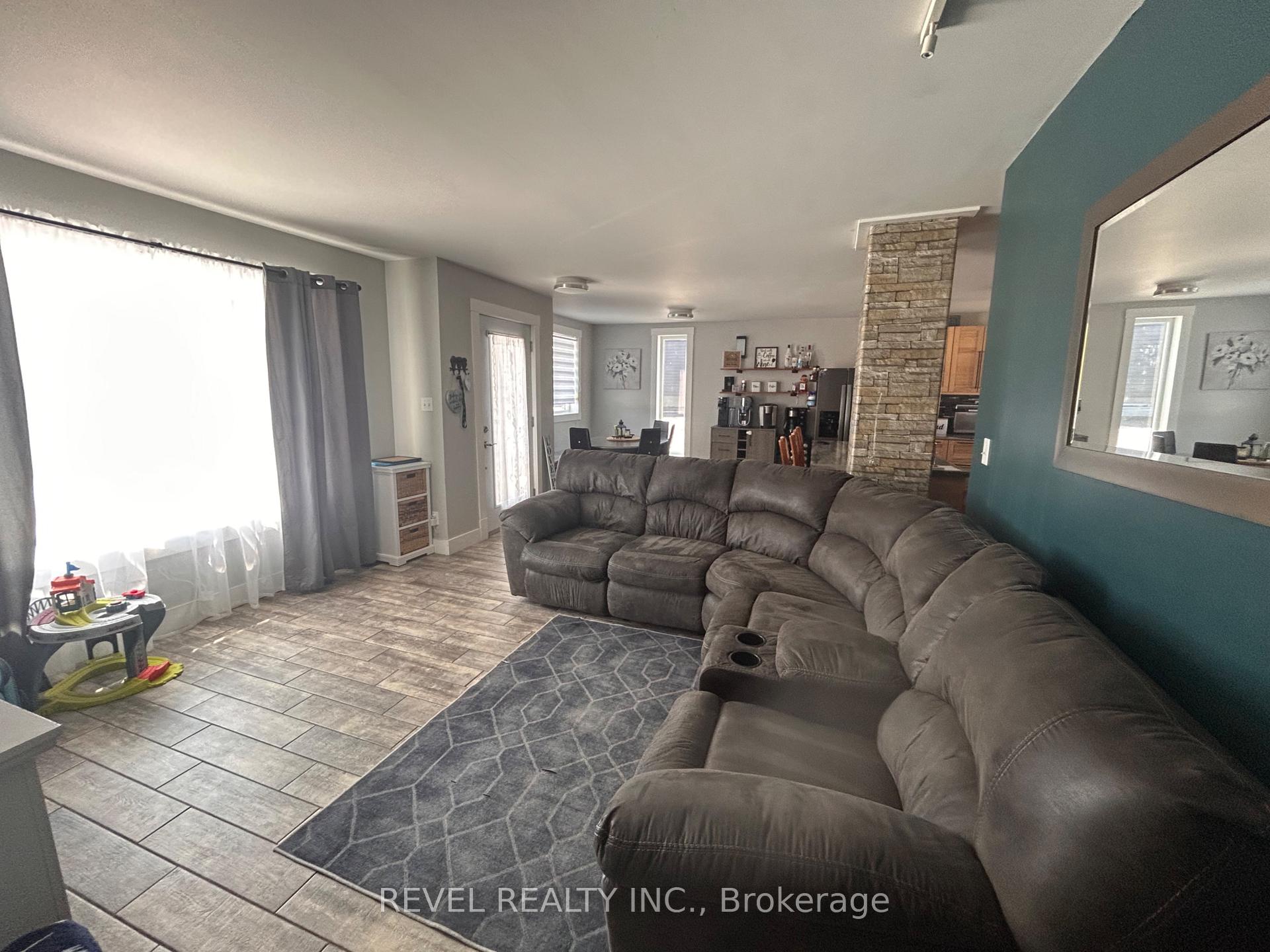Photo 6 of 185 Fifteenth Avenue, Cochrane — HOMEH