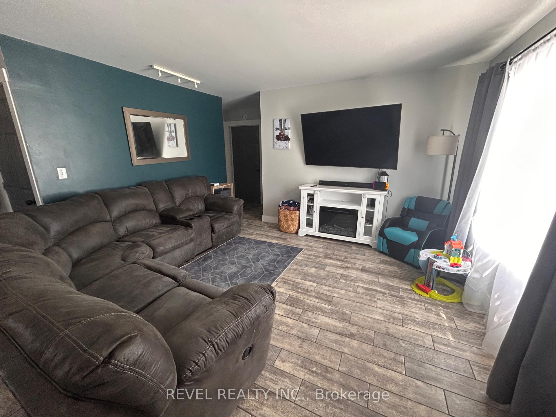 Photo 11 of 185 Fifteenth Avenue, Cochrane — HOMEH