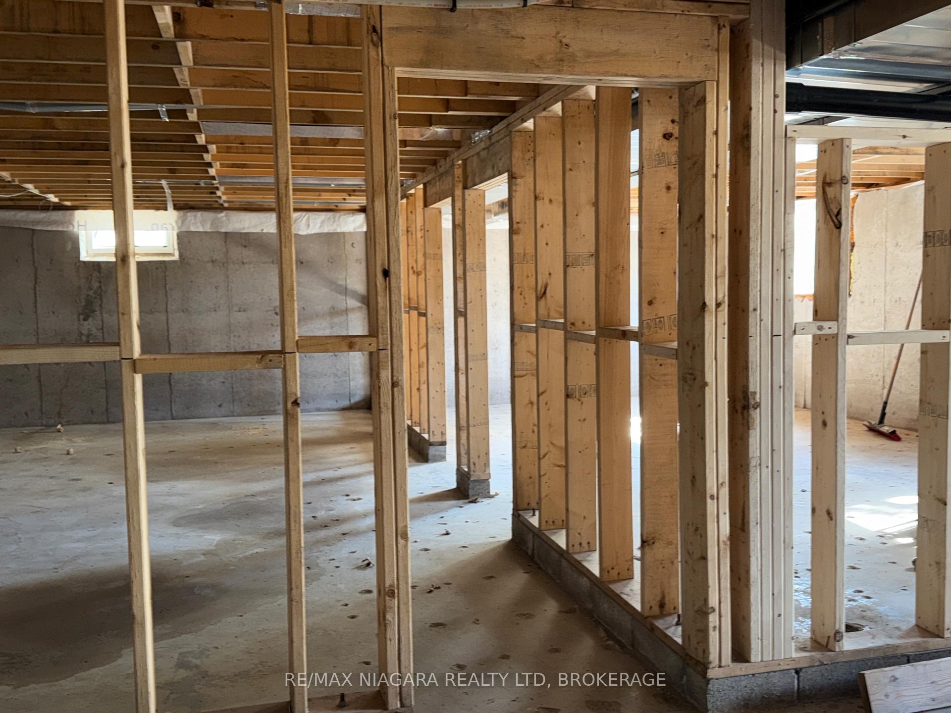 Photo 4 of 347 Pelham Road, St. Catharines, Rykert/Vansickle — HOMEH