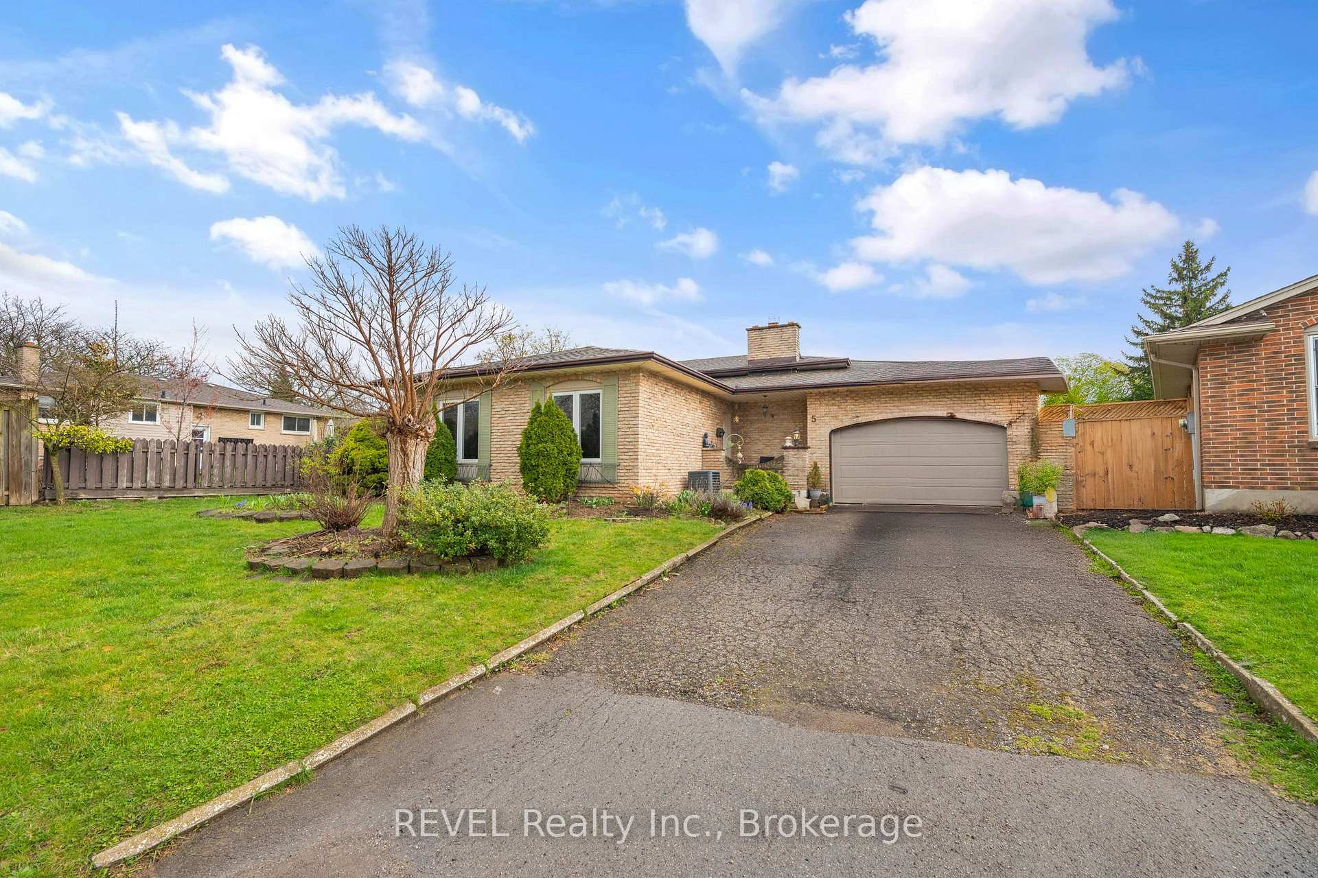 Photo 1 of 5 Cascade Court, St. Catharines, Secord Woods — HOMEH