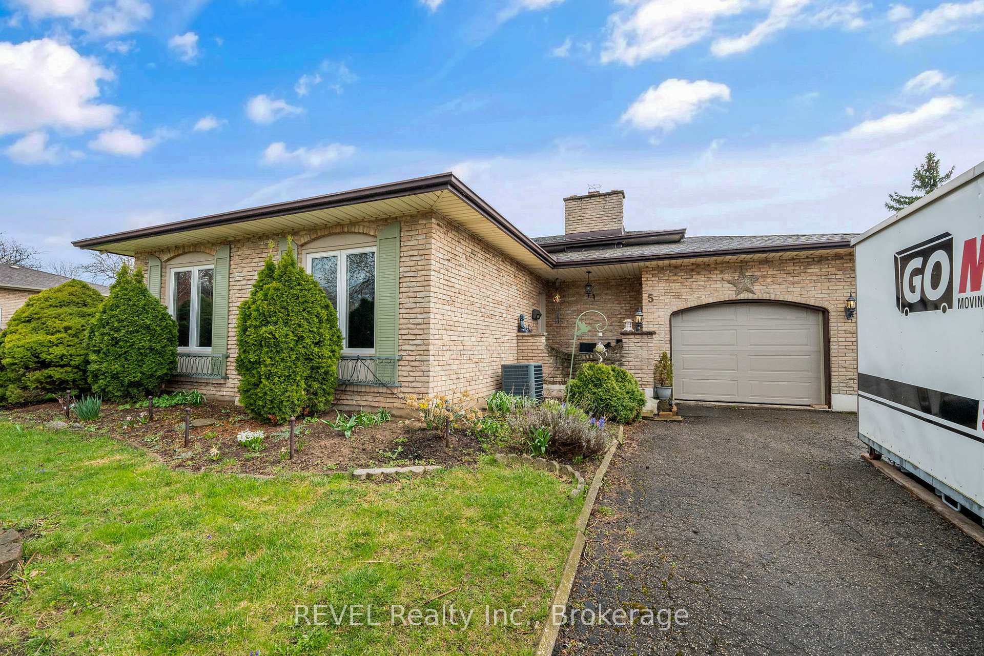 Photo 4 of 5 Cascade Court, St. Catharines, Secord Woods — HOMEH