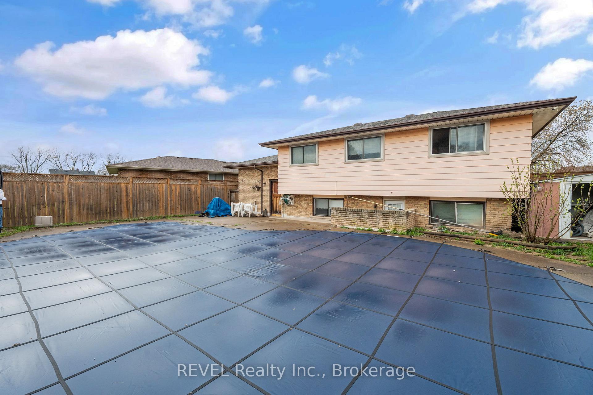 Photo 2 of 5 Cascade Court, St. Catharines, Secord Woods — HOMEH