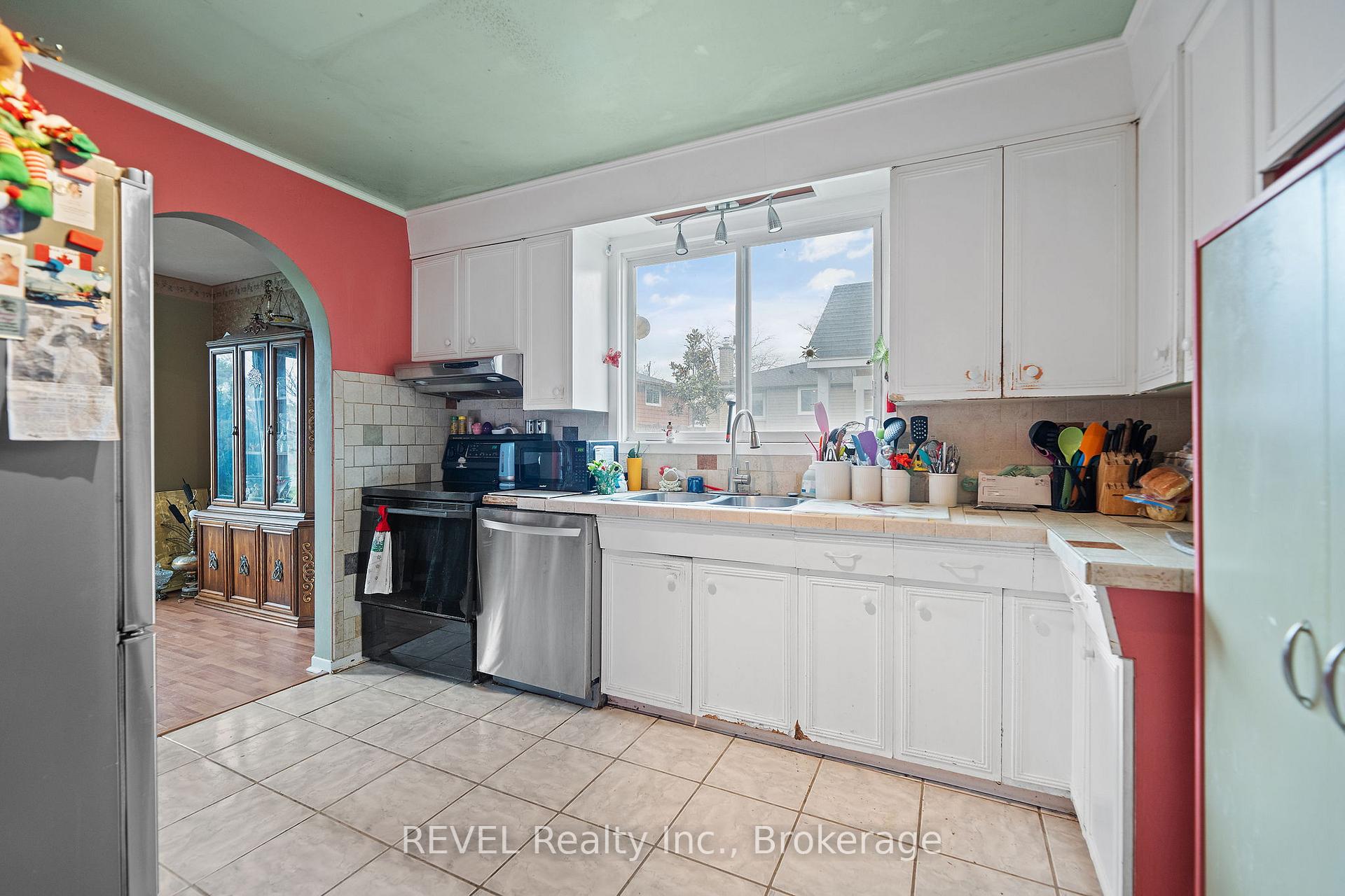 Photo 8 of 5 Cascade Court, St. Catharines, Secord Woods — HOMEH