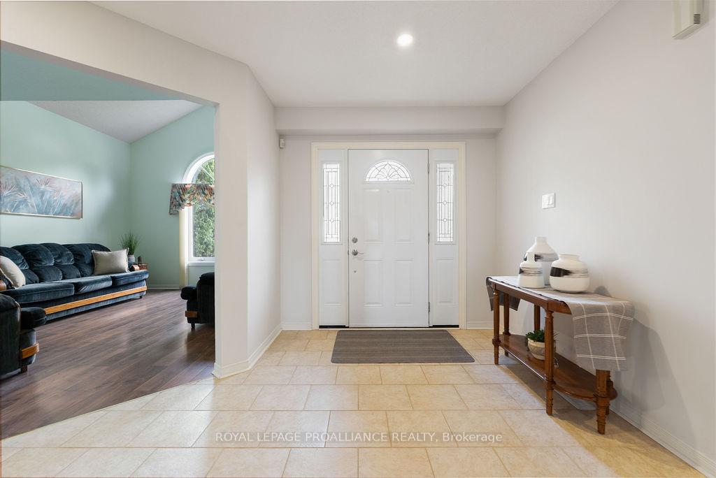 Photo 2 of 933 Ridge Valley Drive, Oshawa, Pinecrest — HOMEH