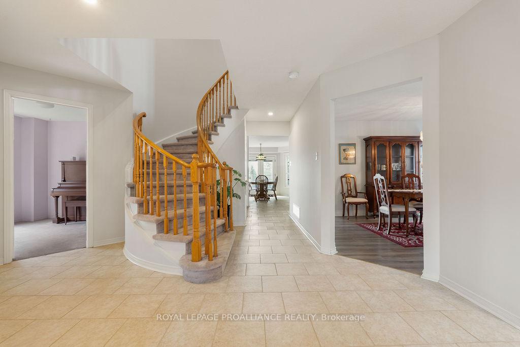 Photo 3 of 933 Ridge Valley Drive, Oshawa, Pinecrest — HOMEH