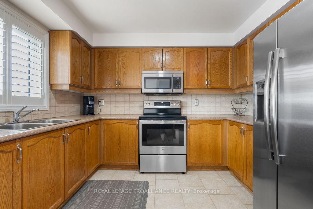 Photo 5 of 933 Ridge Valley Drive, Oshawa, Pinecrest — HOMEH