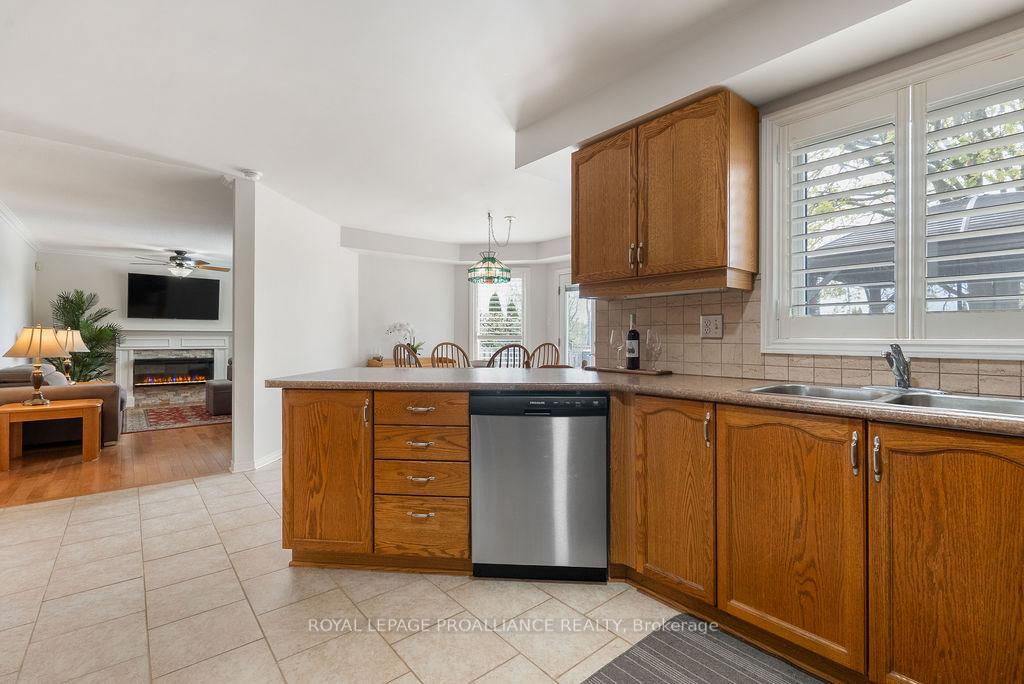 Photo 10 of 933 Ridge Valley Drive, Oshawa, Pinecrest — HOMEH
