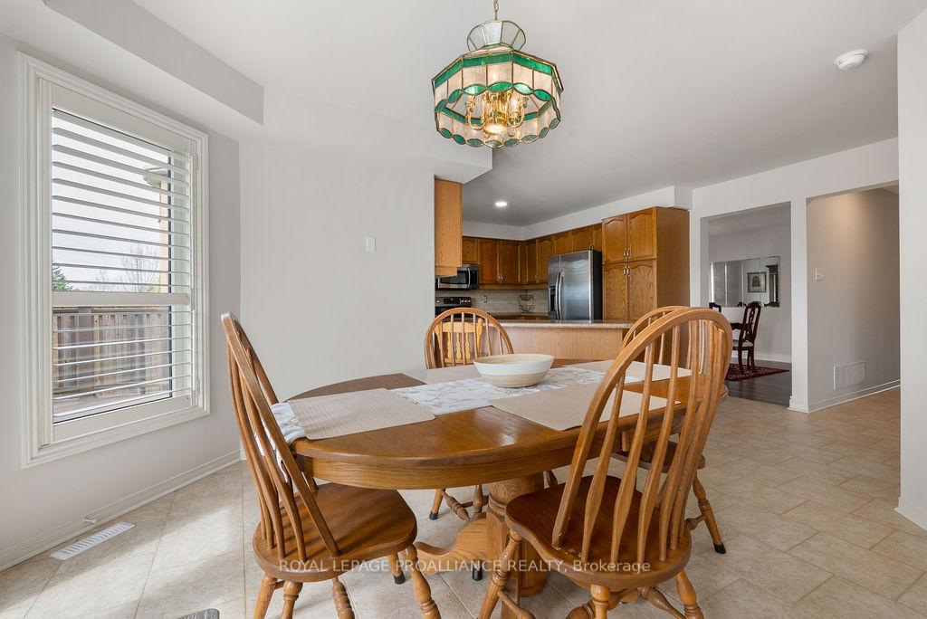 Photo 6 of 933 Ridge Valley Drive, Oshawa, Pinecrest — HOMEH