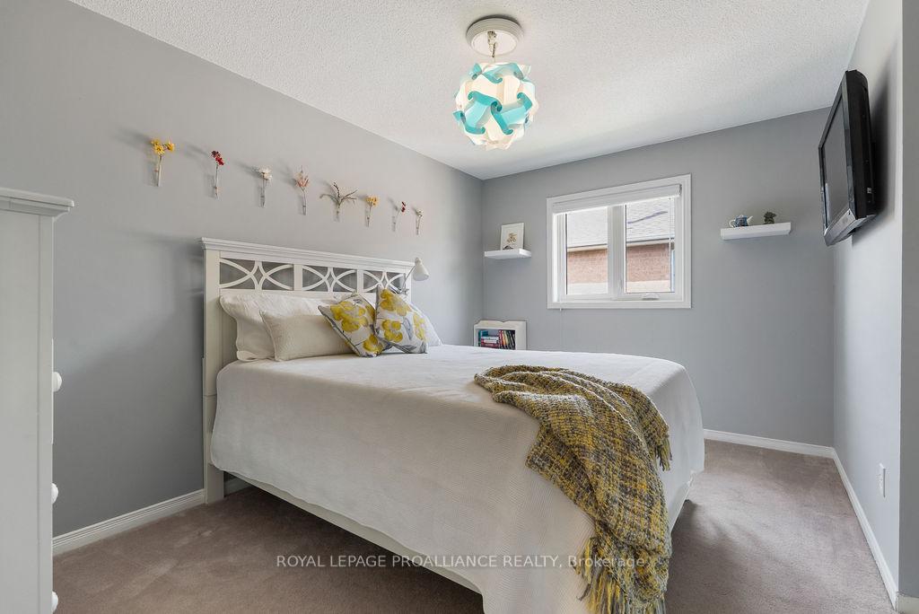 Photo 21 of 933 Ridge Valley Drive, Oshawa, Pinecrest — HOMEH