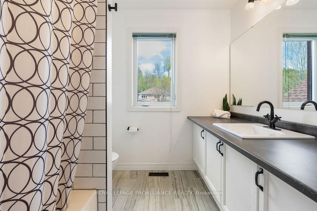 Photo 22 of 933 Ridge Valley Drive, Oshawa, Pinecrest — HOMEH