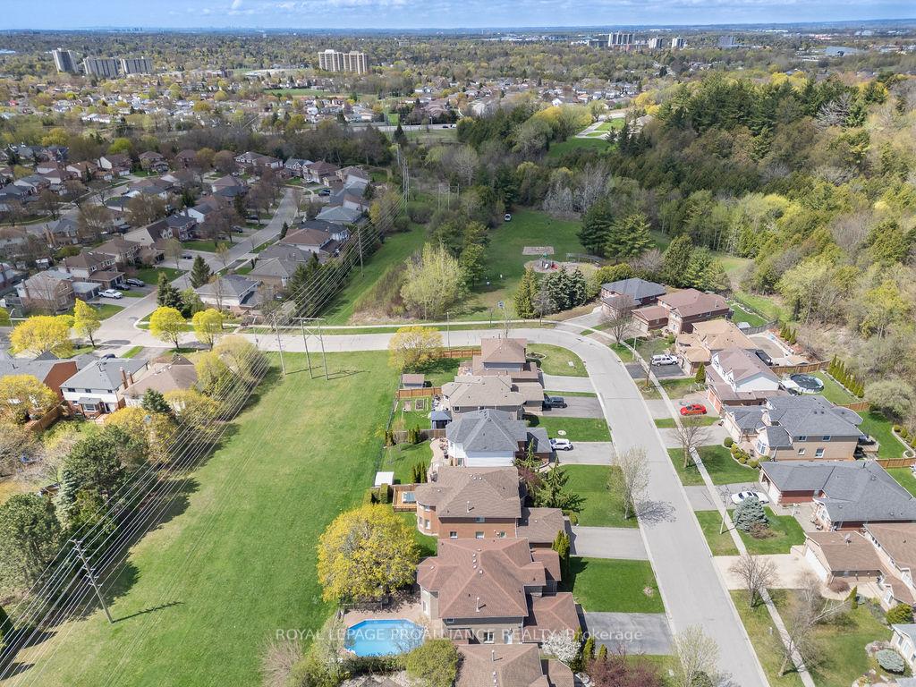 Photo 30 of 933 Ridge Valley Drive, Oshawa, Pinecrest — HOMEH