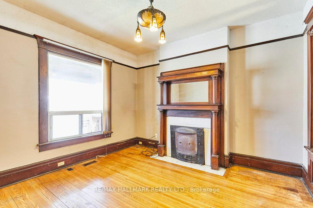 Photo 4 of 116 Hiawatha Road, Toronto, Greenwood-Coxwell — HOMEH