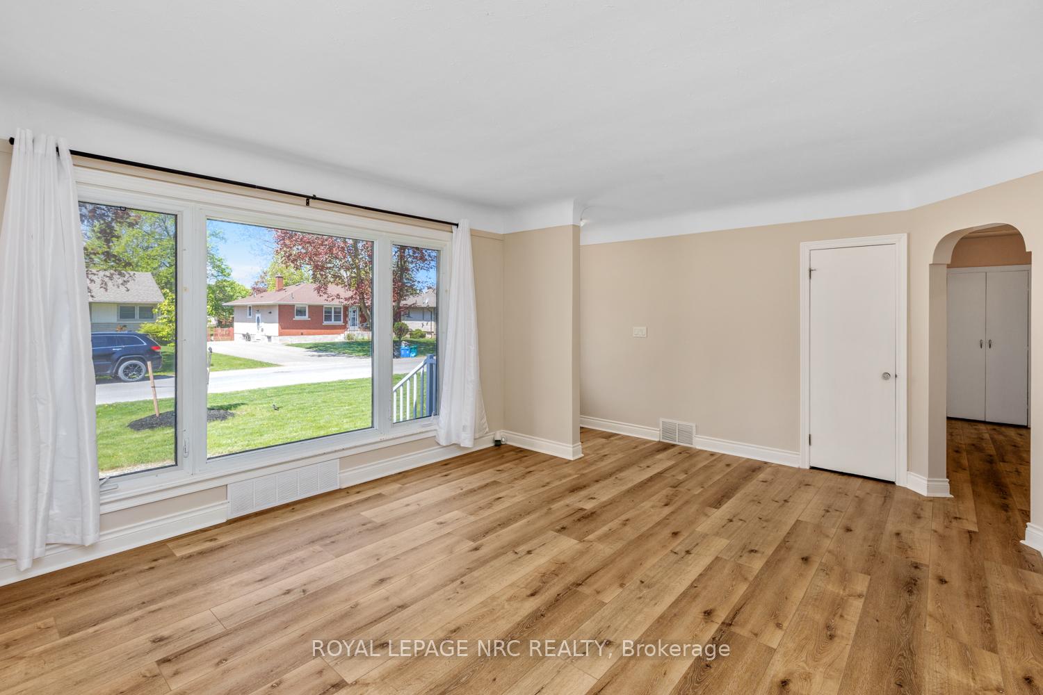 Photo 10 of 11 Albany Drive, St. Catharines, Lakeport — HOMEH