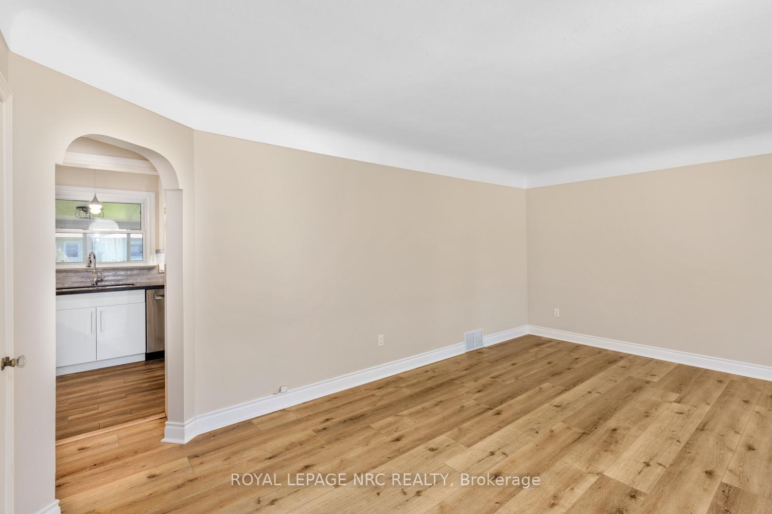 Photo 2 of 11 Albany Drive, St. Catharines, Lakeport — HOMEH