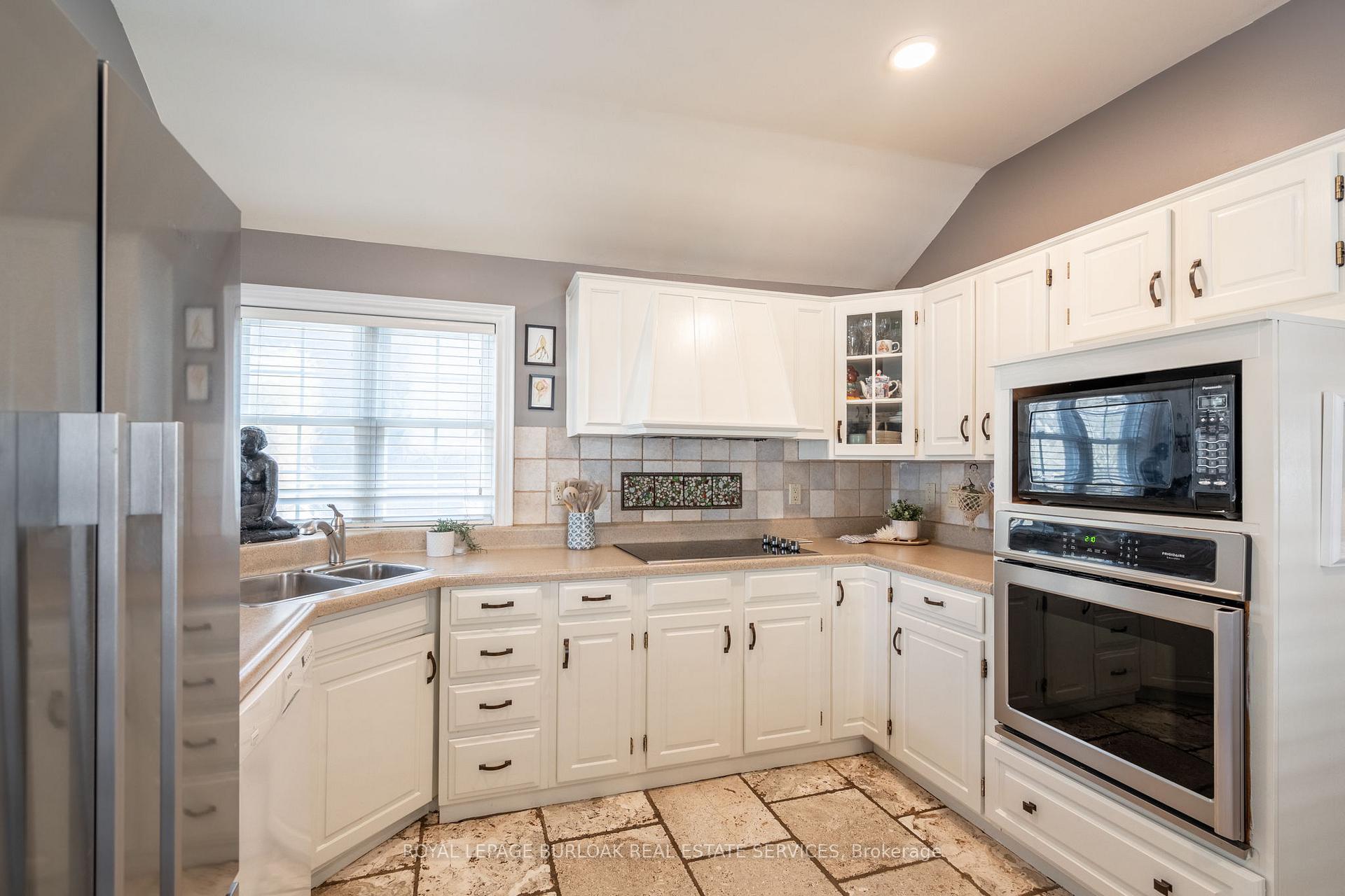 Photo 10 of 19 Considine Avenue, St. Catharines, Port Dalhousie — HOMEH