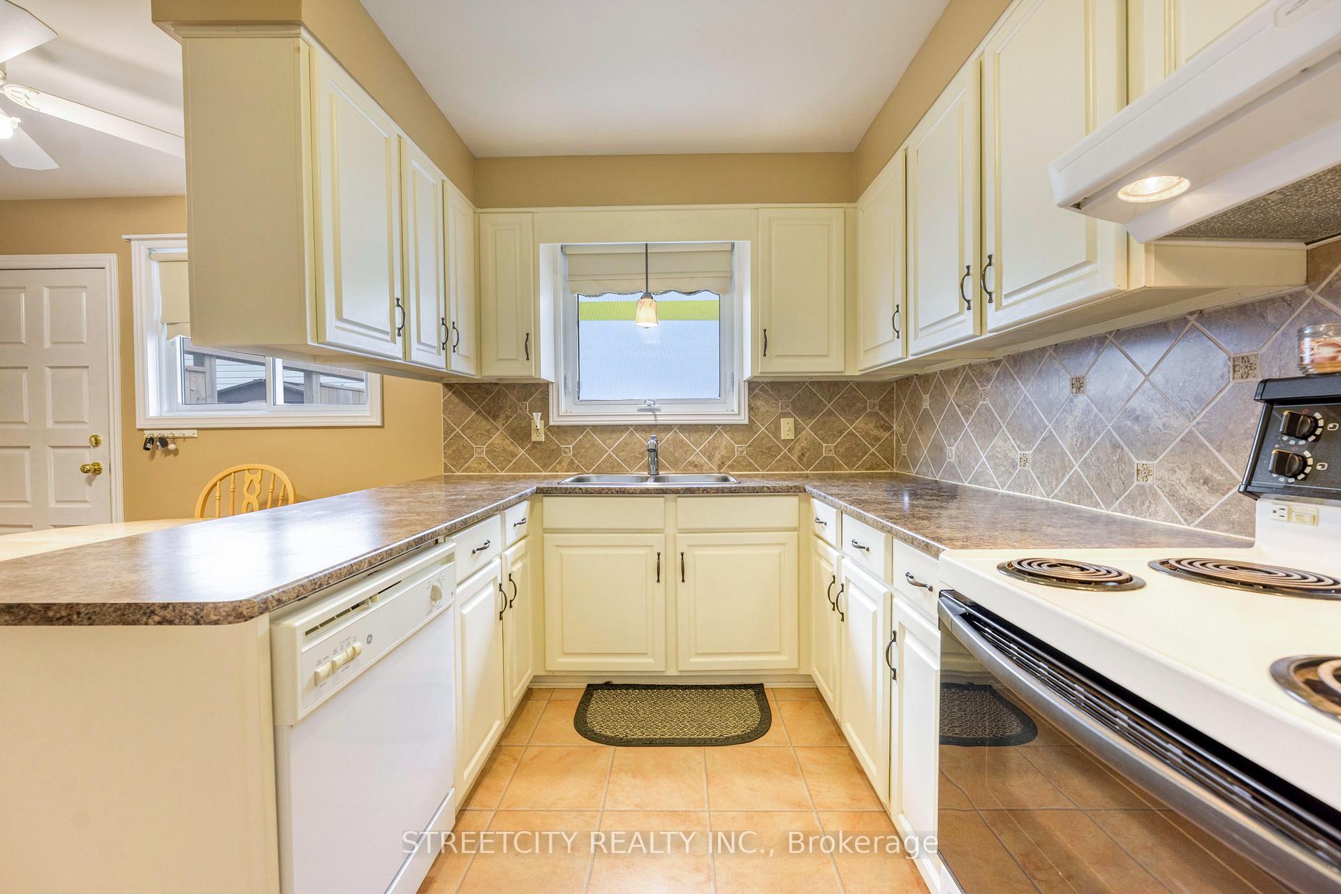 Photo 17 of 574 Front Street, Plympton-Wyoming, Plympton Wyoming — HOMEH