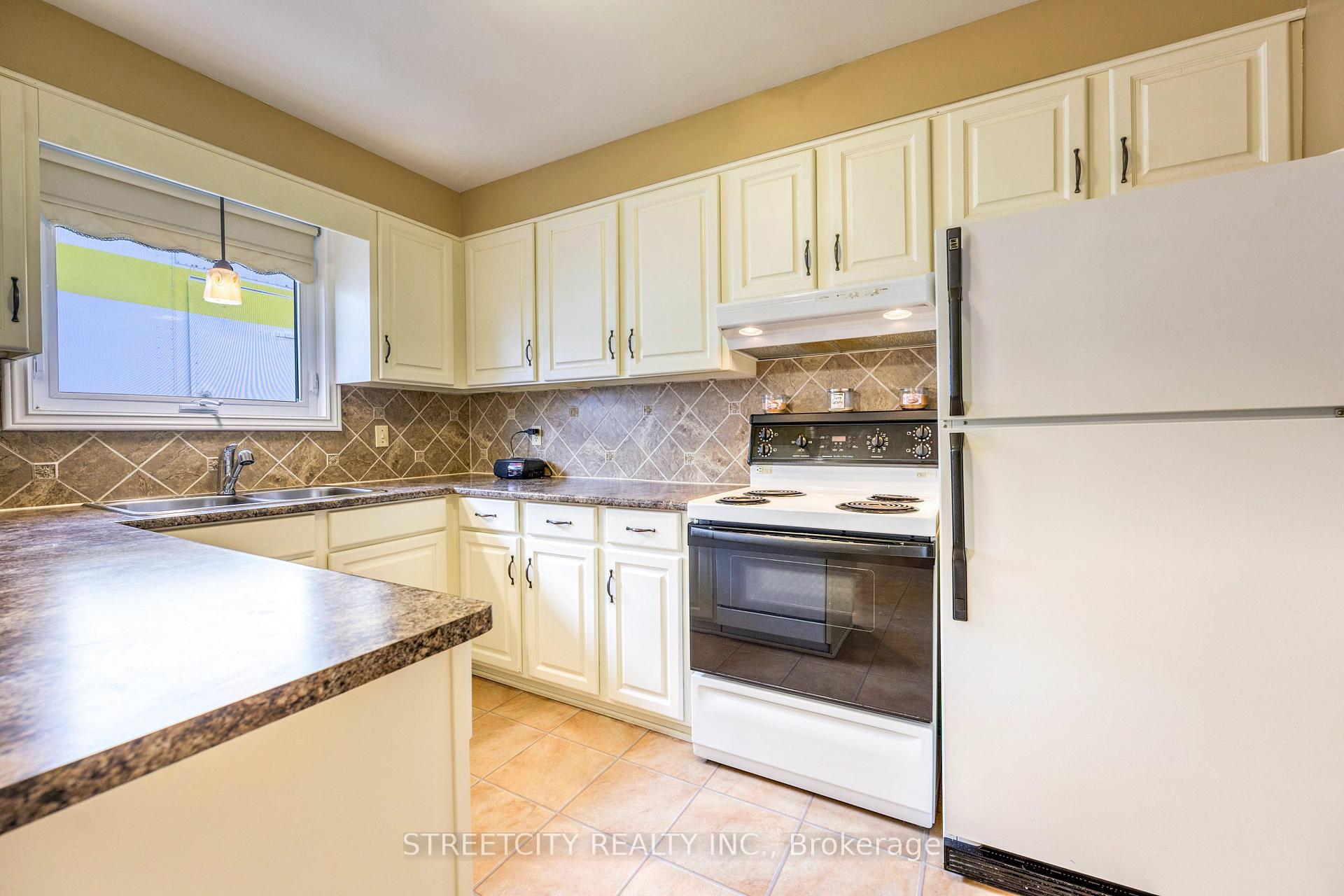 Photo 10 of 574 Front Street, Plympton-Wyoming, Plympton Wyoming — HOMEH