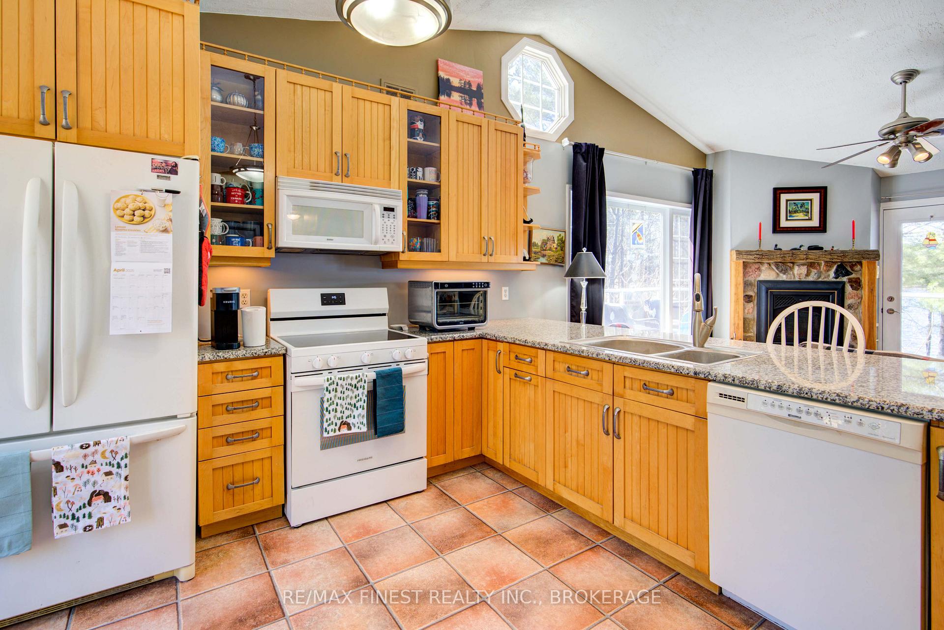 Photo 8 of 1395 Fifth Lake Road, Central Frontenac, Frontenac Centre — HOMEH