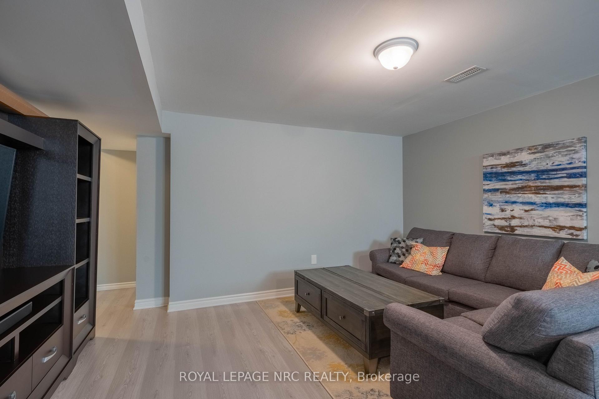 Photo 16 of 8956 Tristar Crescent, Niagara Falls, Chippawa — HOMEH