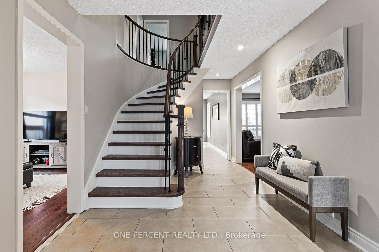 Photo 4 of 61 St. Michaels Crescent, Caledon, Bolton North — HOMEH