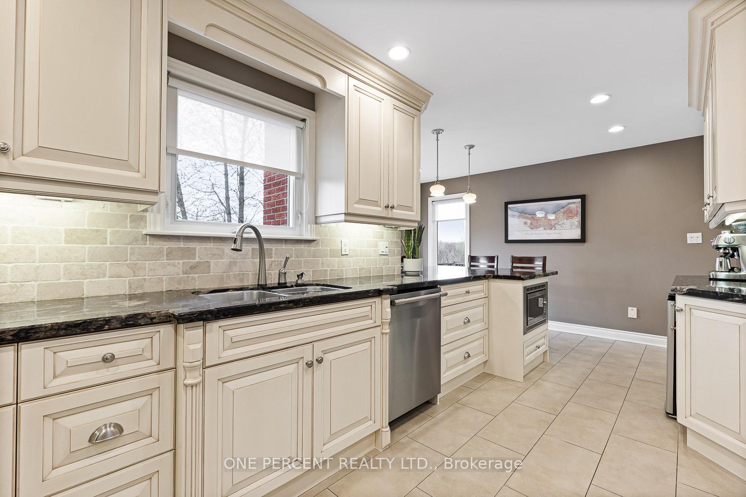 Photo 11 of 61 St. Michaels Crescent, Caledon, Bolton North — HOMEH