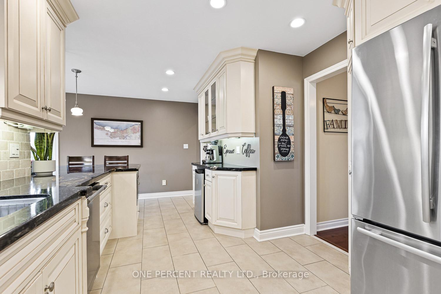 Photo 10 of 61 St. Michaels Crescent, Caledon, Bolton North — HOMEH