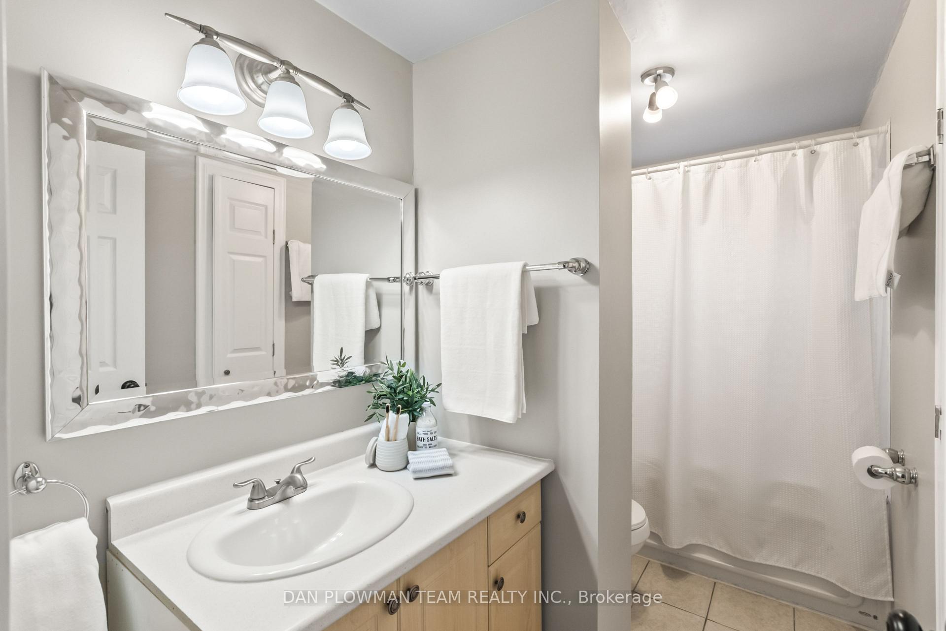 Photo 12 of 979 Southgate Drive, Oshawa, Donevan — HOMEH