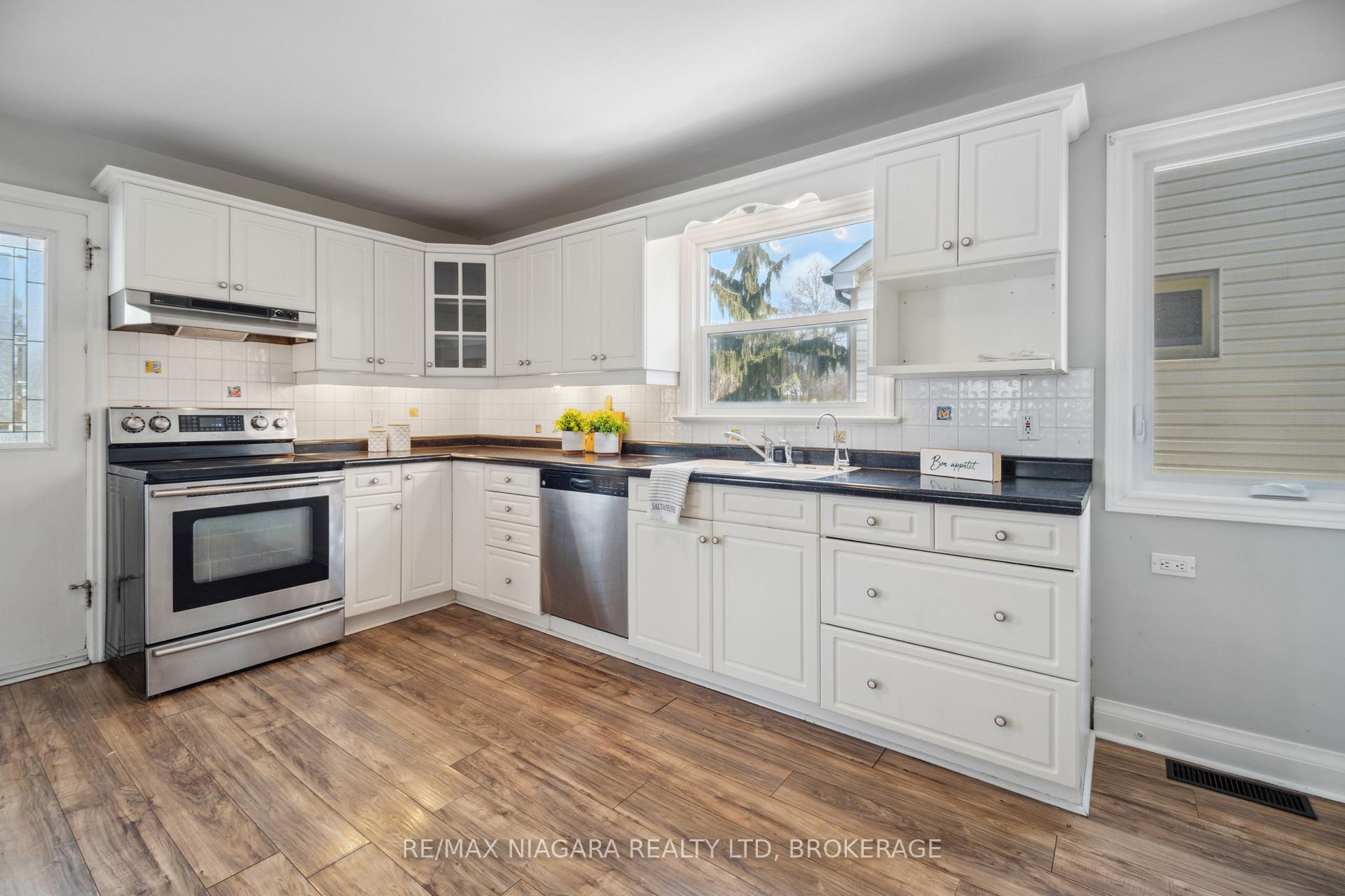Photo 2 of 14 Cliff Road, St. Catharines, Old Glenridge — HOMEH
