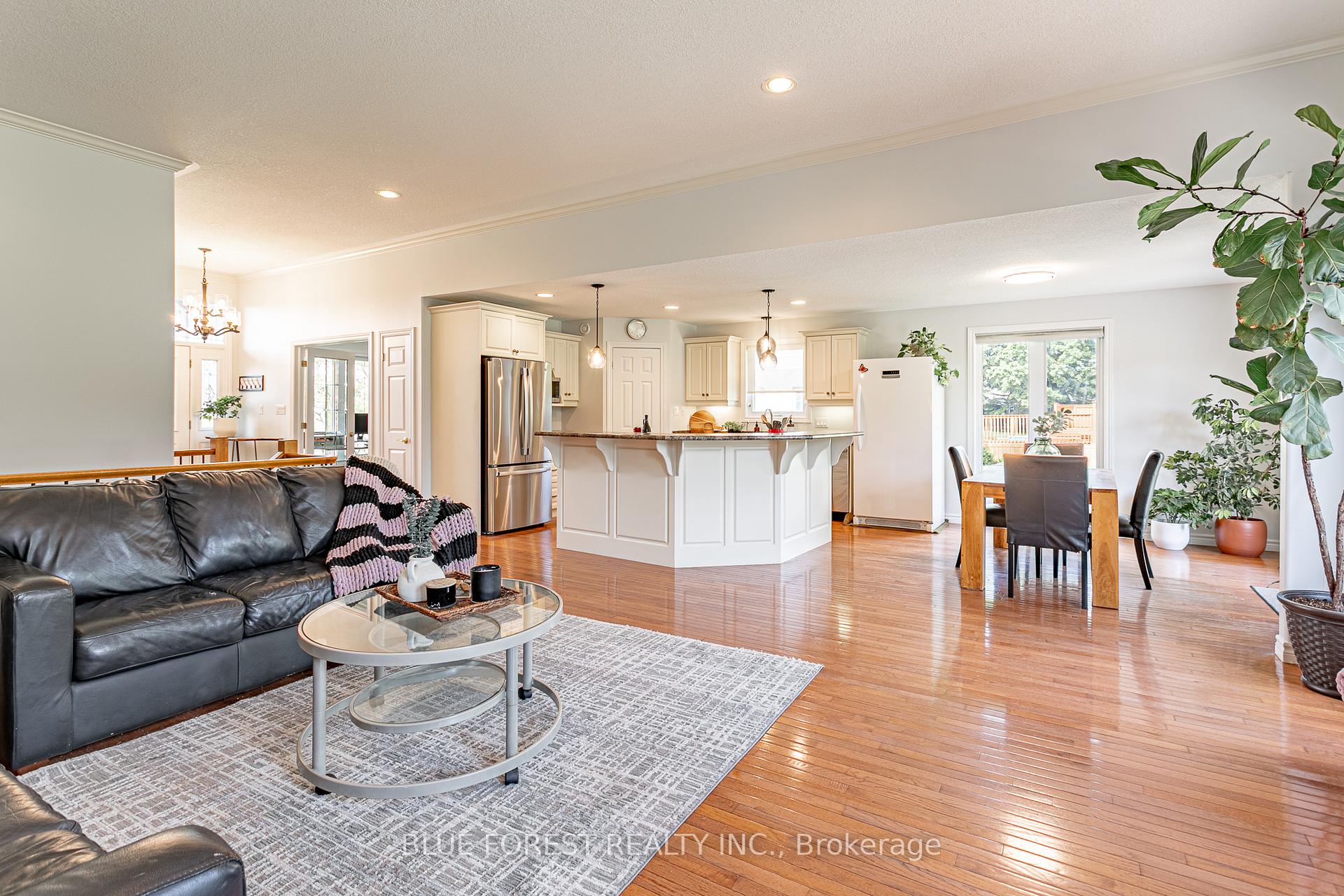 Photo 9 of 48 Hillview Drive, Thames Centre, Mossley — HOMEH