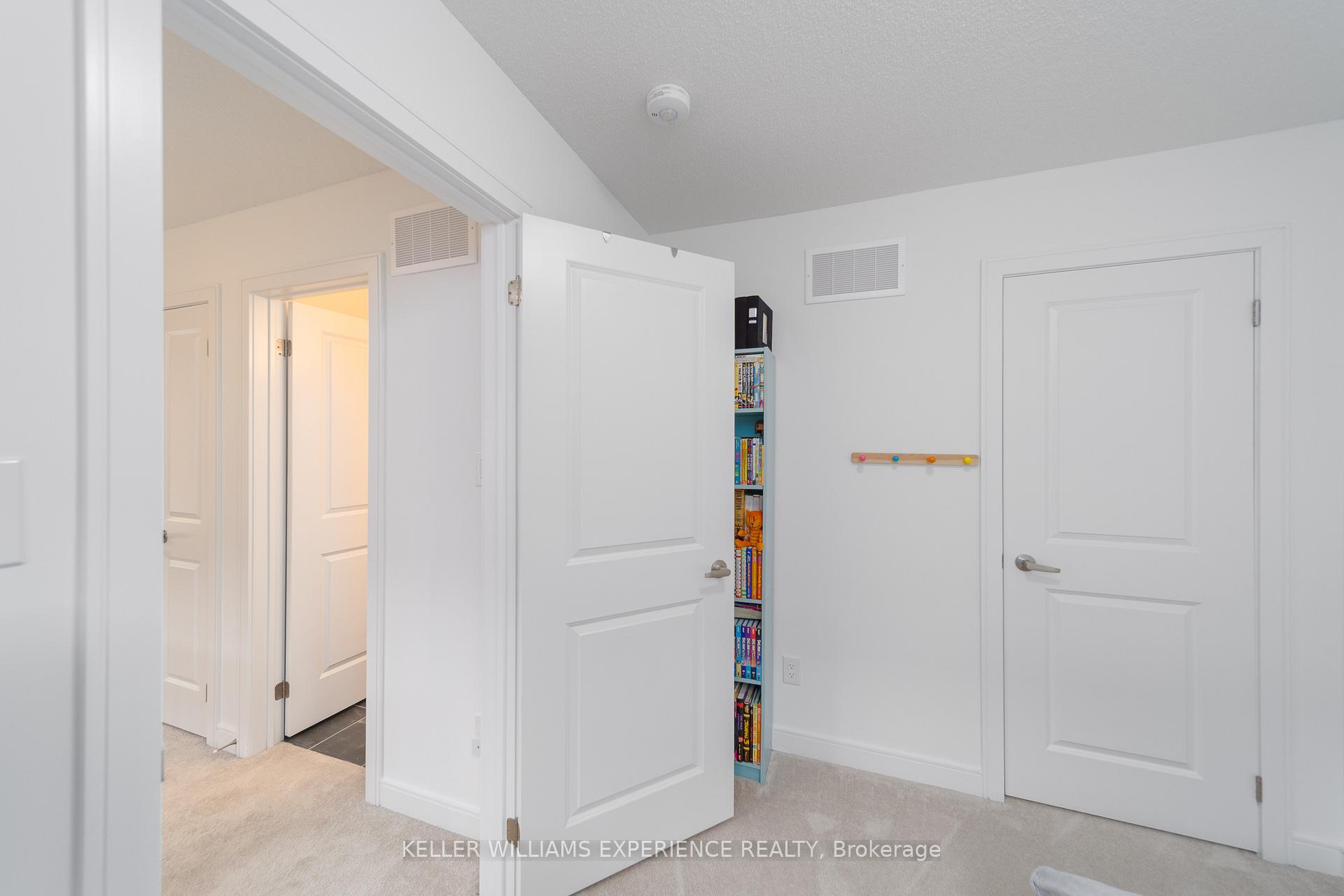Photo 10 of 18 Red Maple Lane, Barrie, Innis-Shore — HOMEH