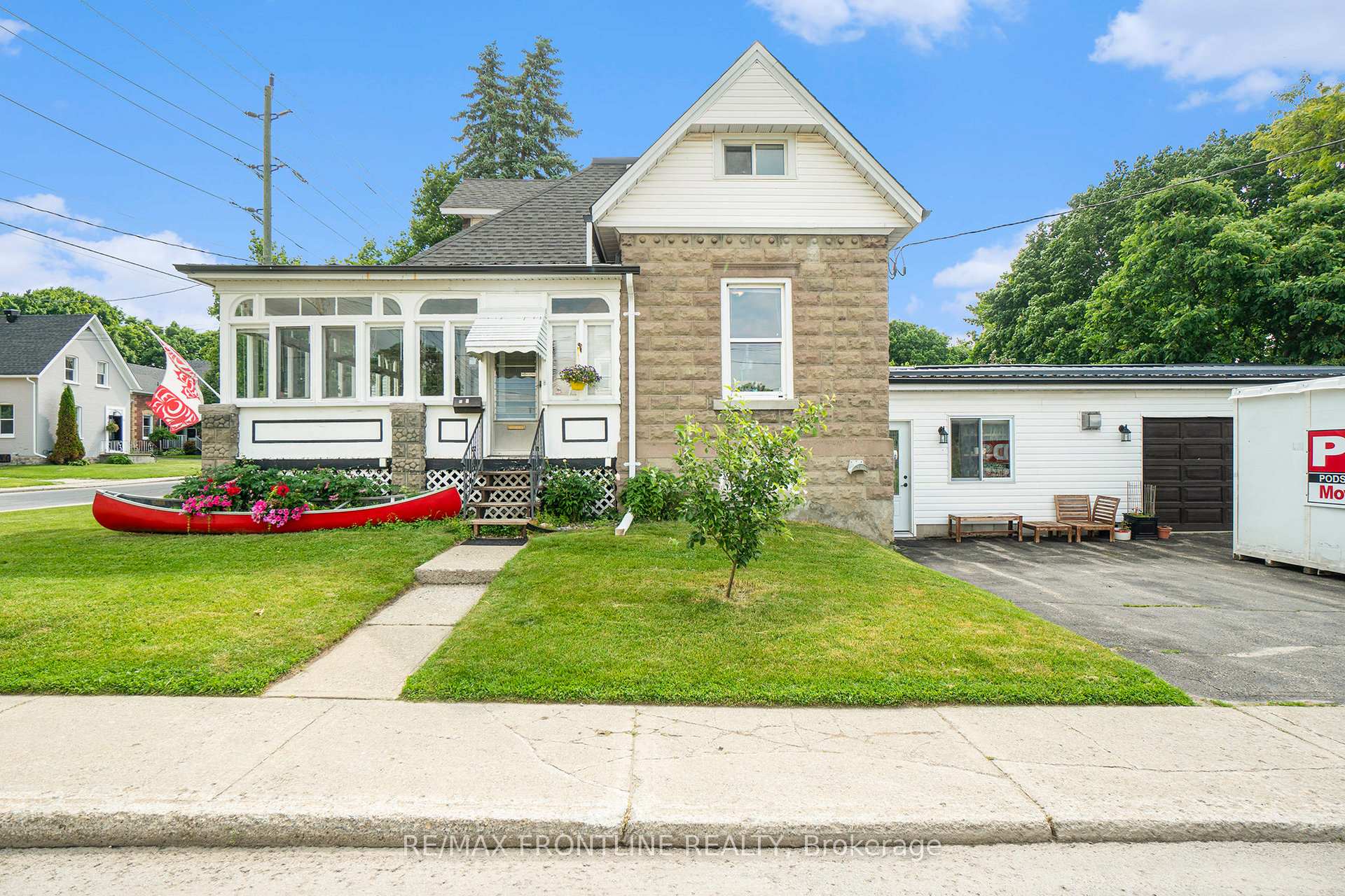 Photo 5 of 29 Strathcona Street, Smiths Falls — HOMEH