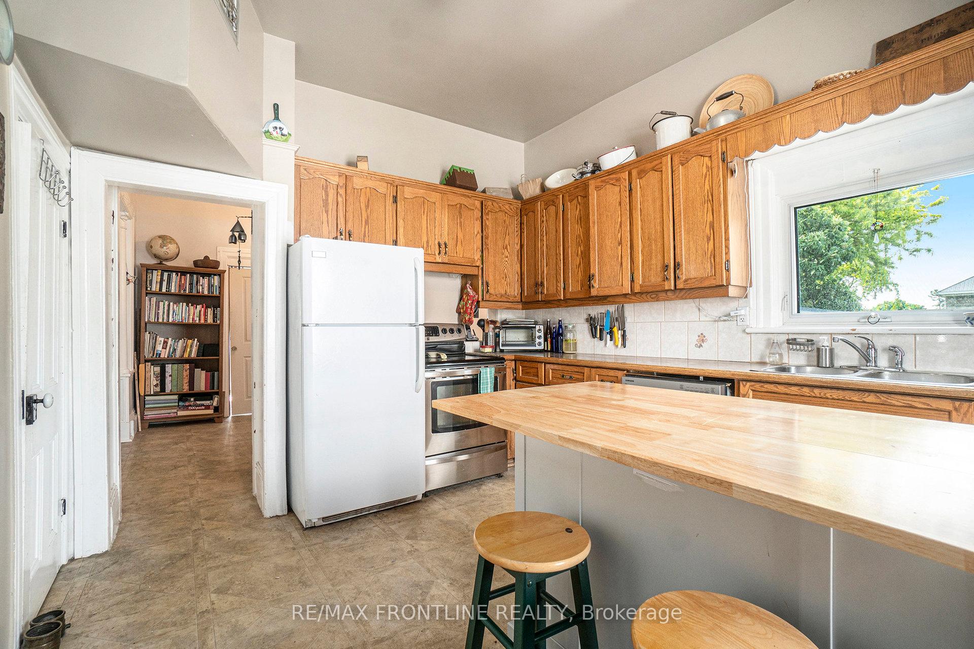 Photo 4 of 29 Strathcona Street, Smiths Falls — HOMEH