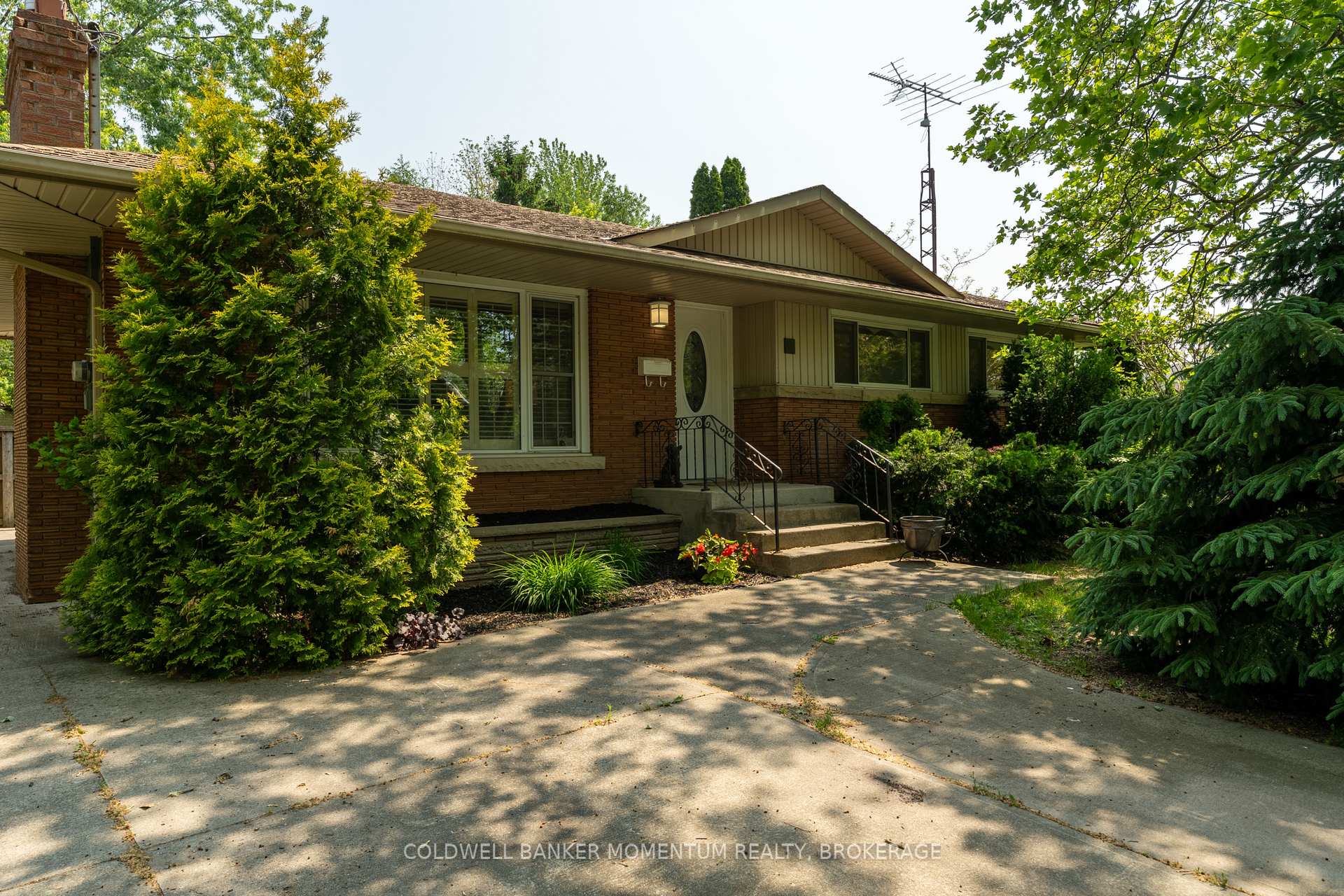 Photo 3 of 34 Hanson Drive, St. Catharines, Bunting/Linwell — HOMEH