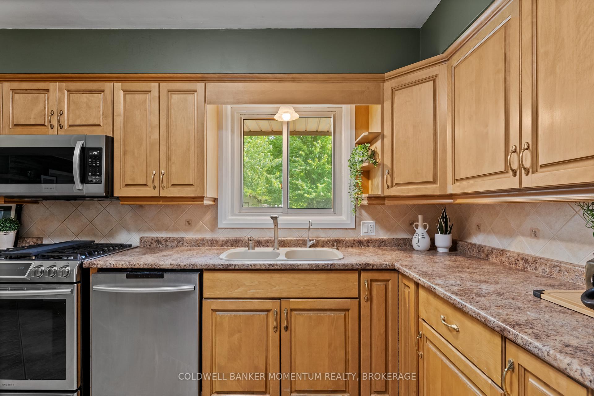 Photo 5 of 34 Hanson Drive, St. Catharines, Bunting/Linwell — HOMEH