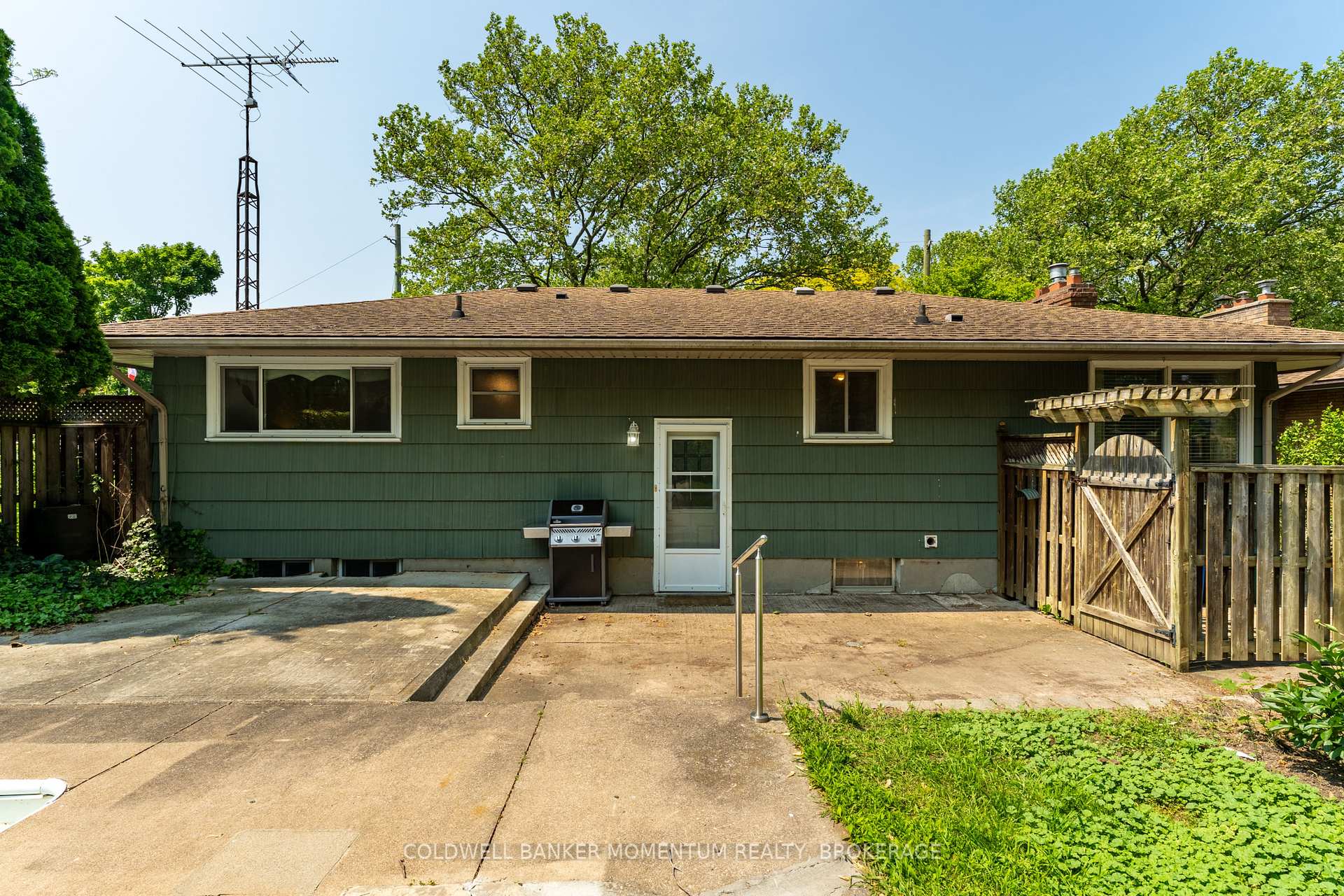 Photo 32 of 34 Hanson Drive, St. Catharines, Bunting/Linwell — HOMEH