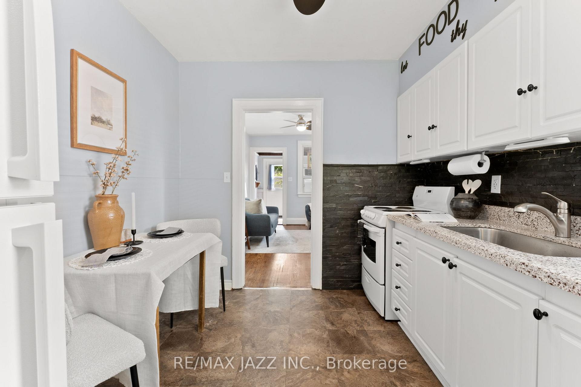Photo 3 of 139 Warren Avenue, Oshawa, McLaughlin — HOMEH
