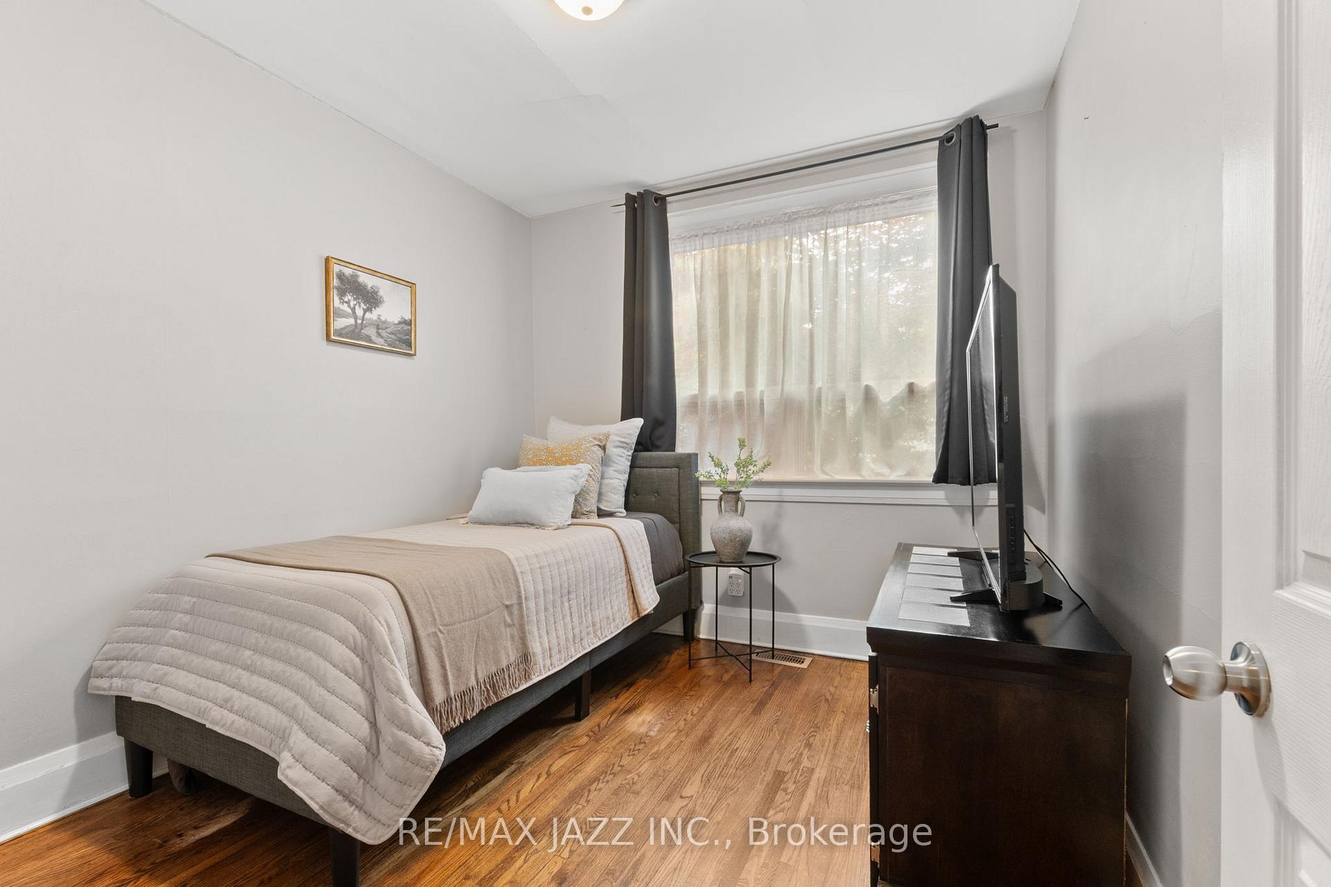 Photo 4 of 139 Warren Avenue, Oshawa, McLaughlin — HOMEH
