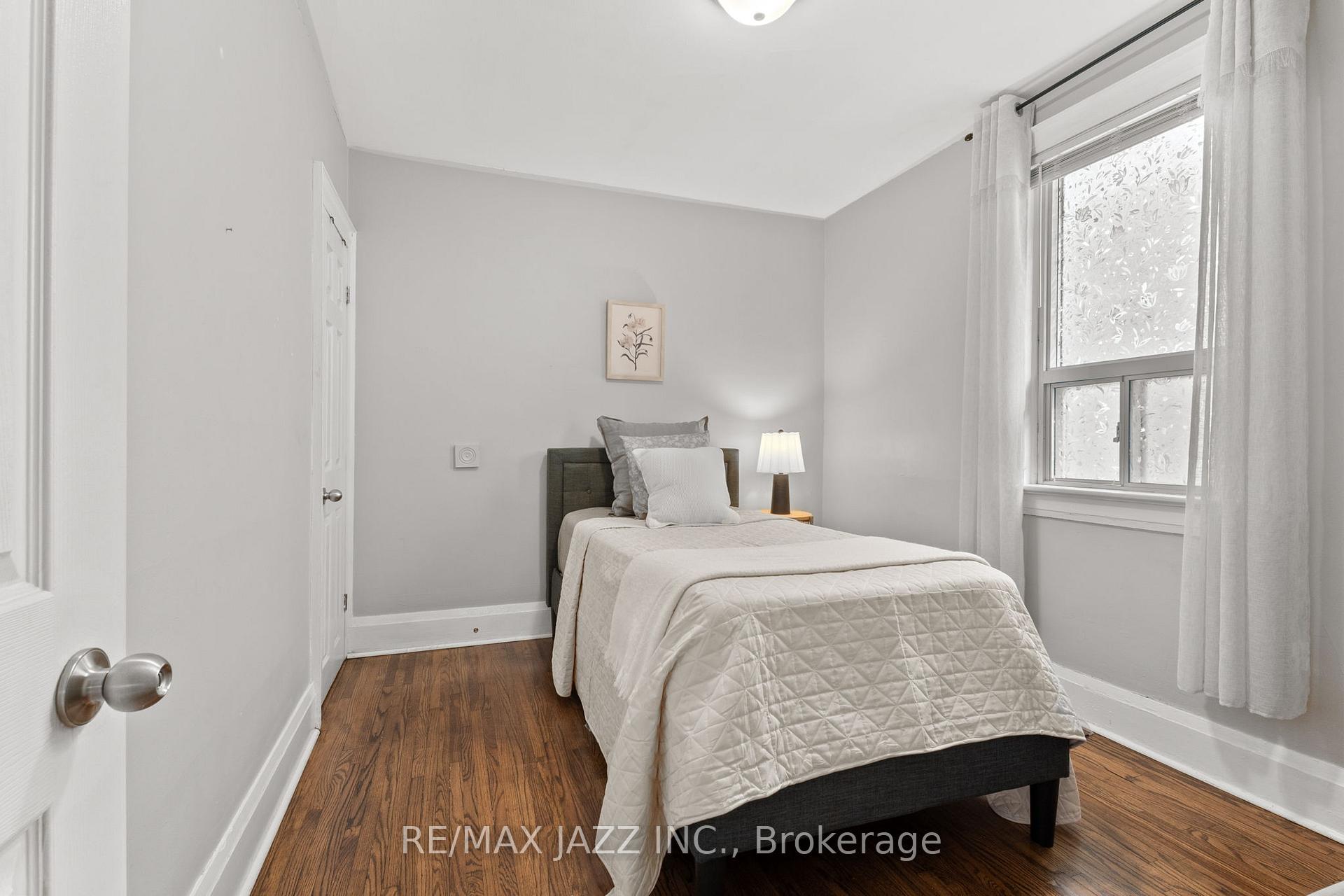 Photo 5 of 139 Warren Avenue, Oshawa, McLaughlin — HOMEH