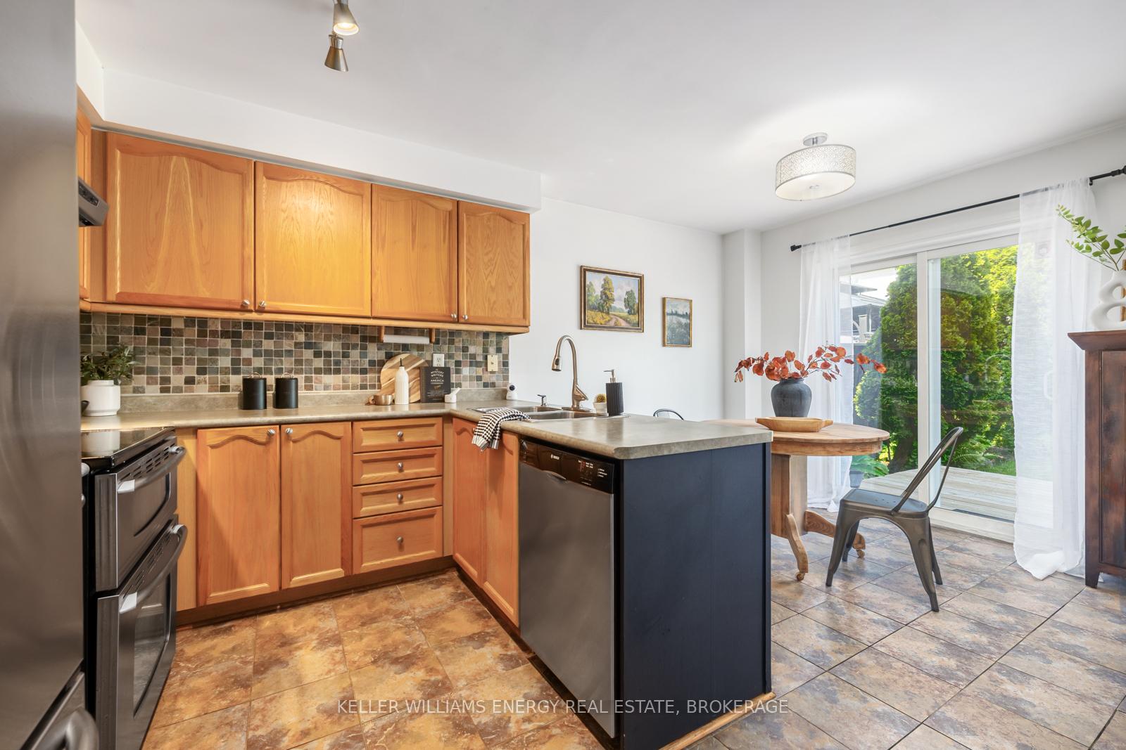 Photo 17 of 29 Barlow Court, Clarington, Bowmanville — HOMEH