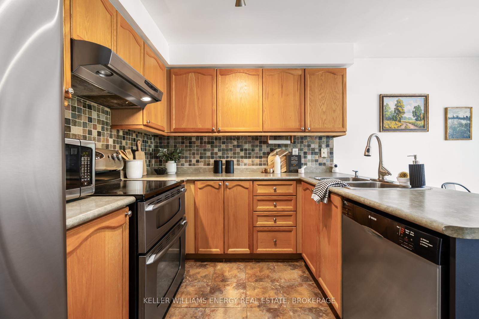 Photo 21 of 29 Barlow Court, Clarington, Bowmanville — HOMEH