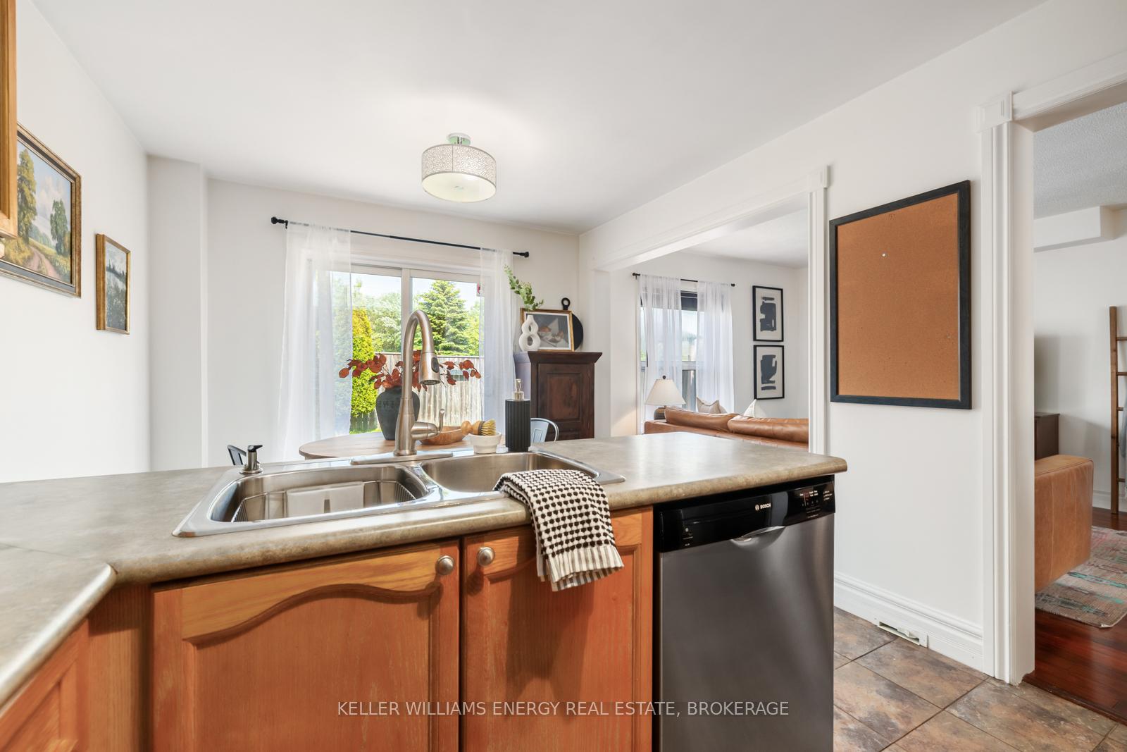 Photo 6 of 29 Barlow Court, Clarington, Bowmanville — HOMEH
