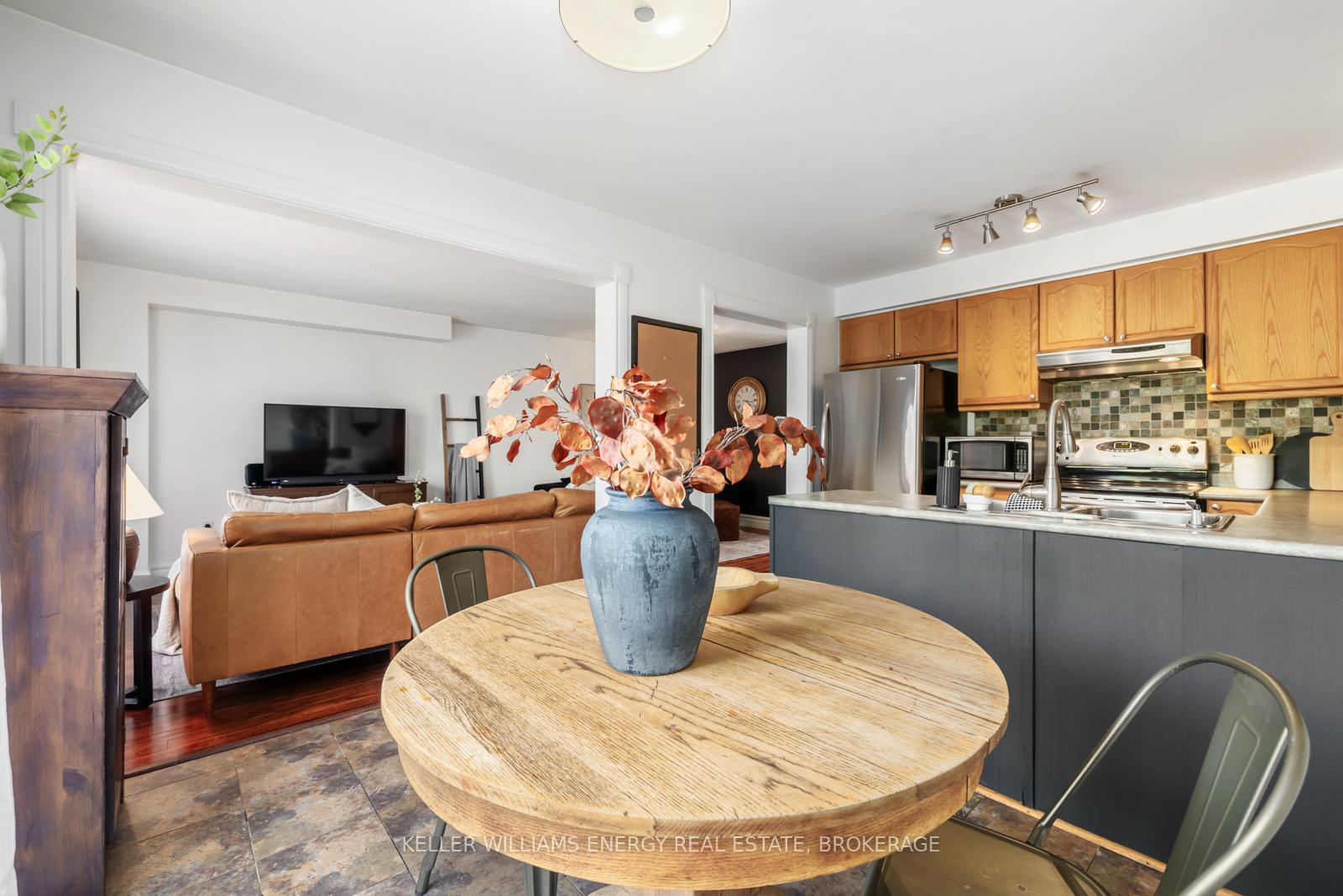 Photo 7 of 29 Barlow Court, Clarington, Bowmanville — HOMEH
