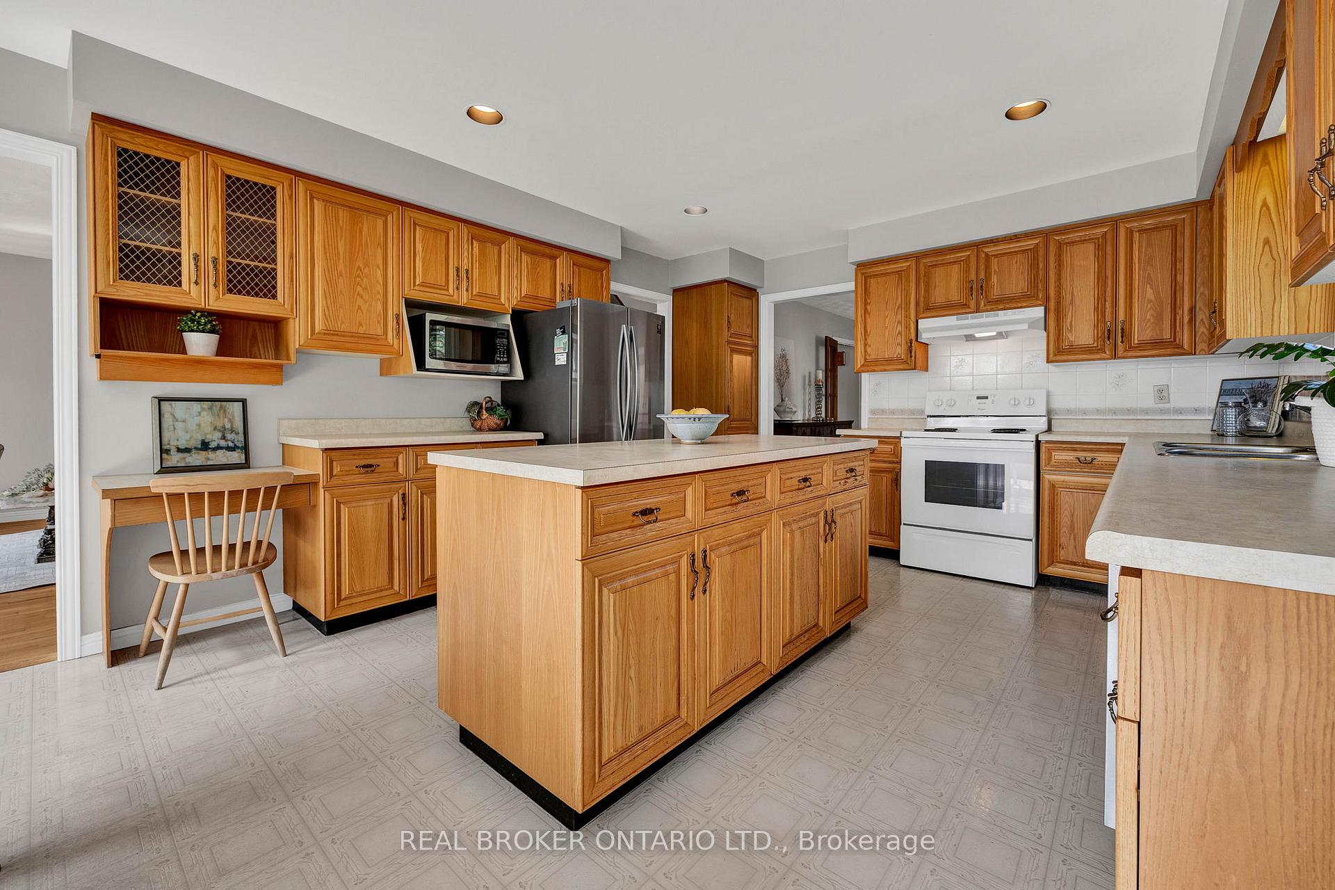 Photo 5 of 54 Burnt Ember Court, Kitchener — HOMEH