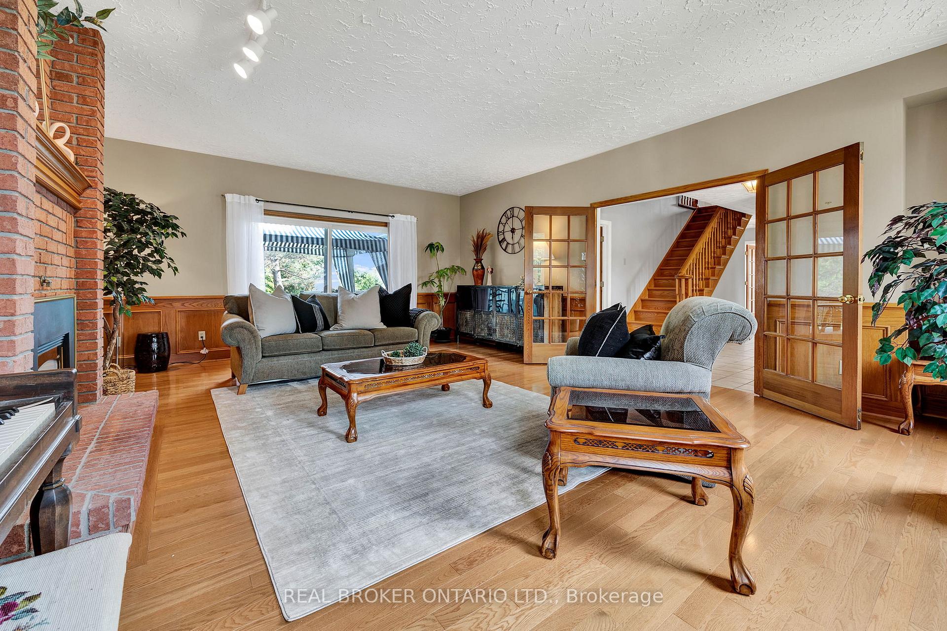 Photo 2 of 54 Burnt Ember Court, Kitchener — HOMEH