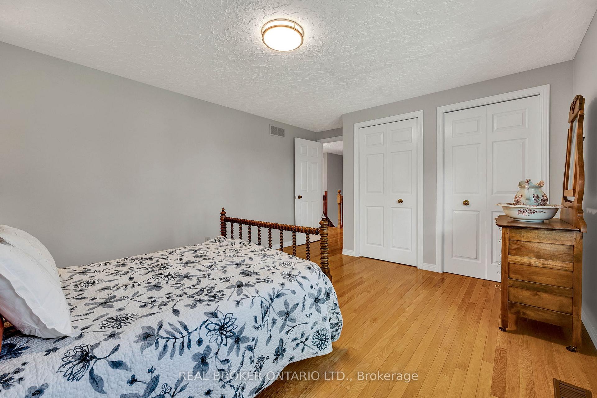 Photo 17 of 54 Burnt Ember Court, Kitchener — HOMEH