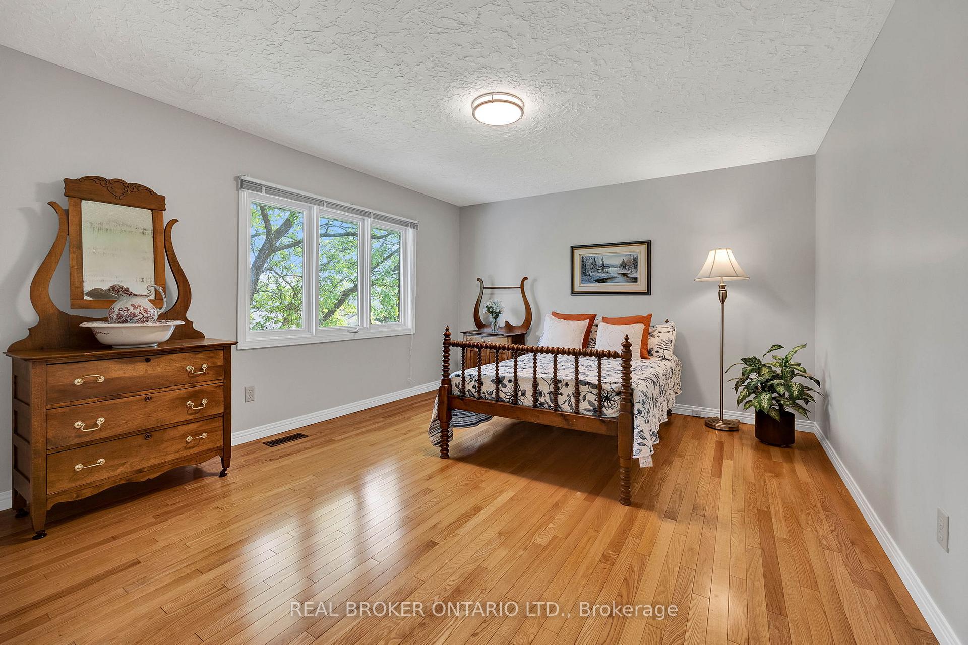 Photo 18 of 54 Burnt Ember Court, Kitchener — HOMEH