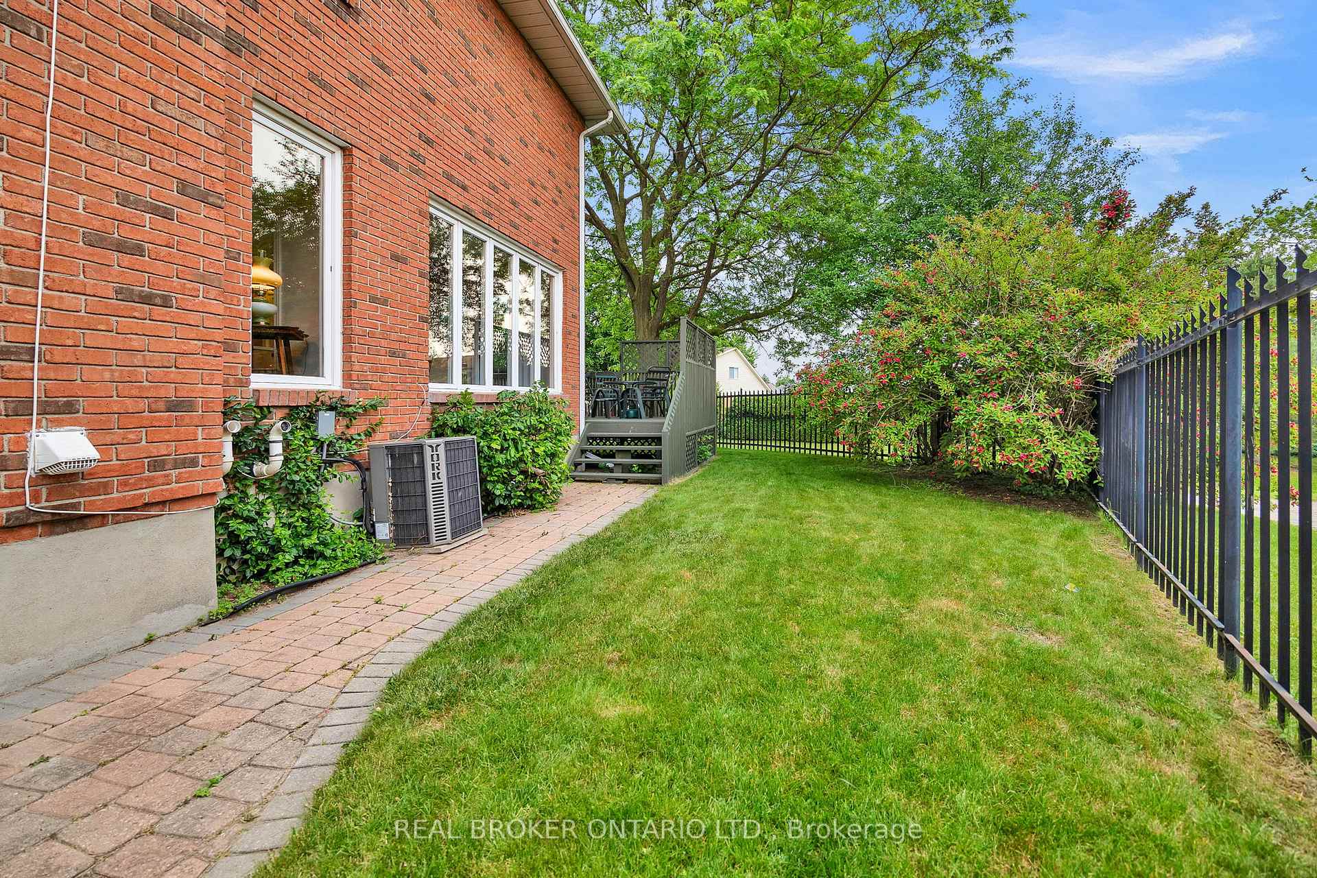Photo 44 of 54 Burnt Ember Court, Kitchener — HOMEH
