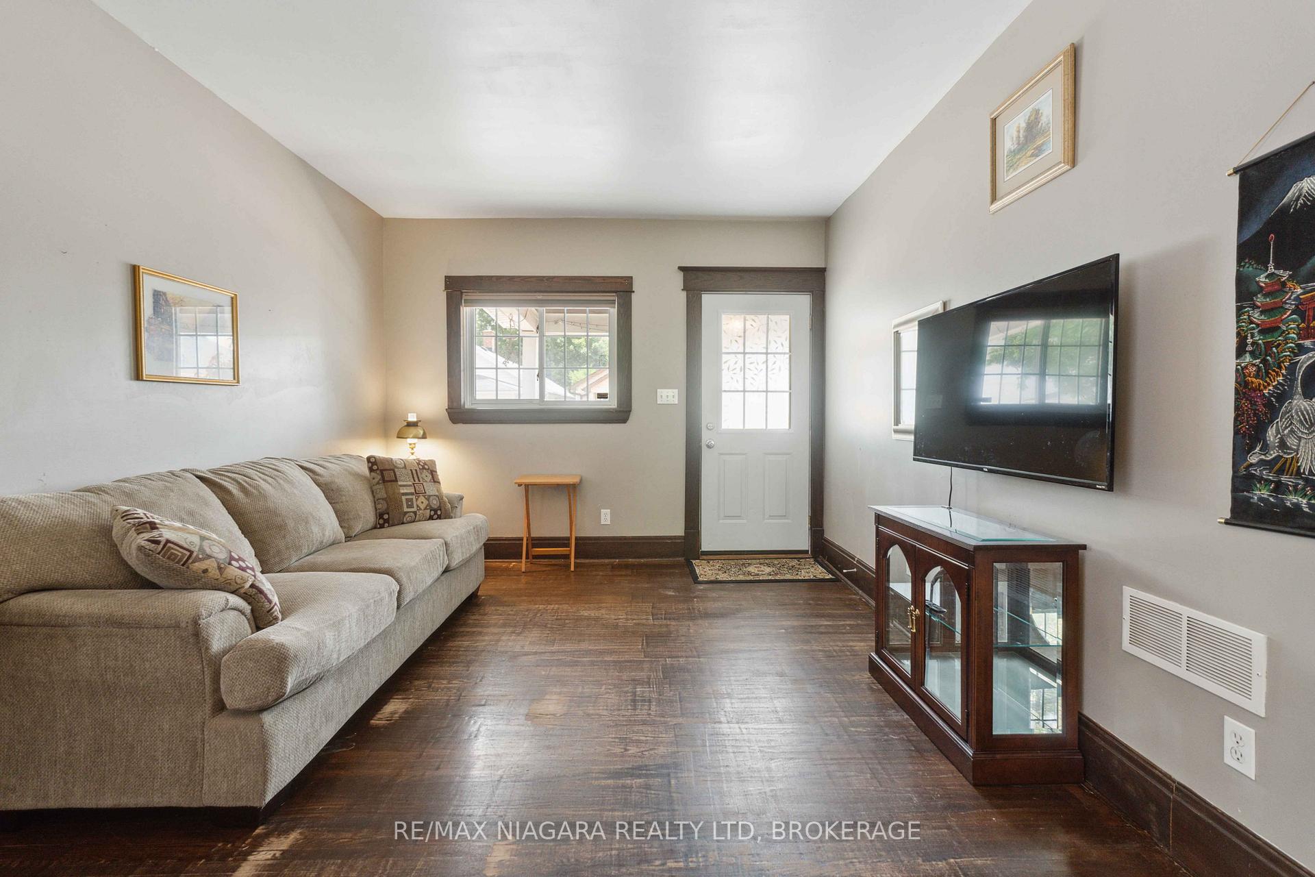 Photo 12 of 99 Vale Avenue, St. Catharines, Downtown — HOMEH